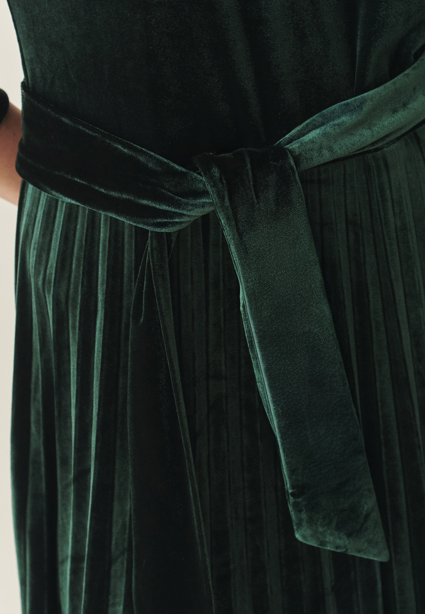 ROCHIE TRICOTATĂ, CU PARTEA INFERIOARĂ EVAZATĂ, CU PLISEURI — ANIKAMI VERDE 2