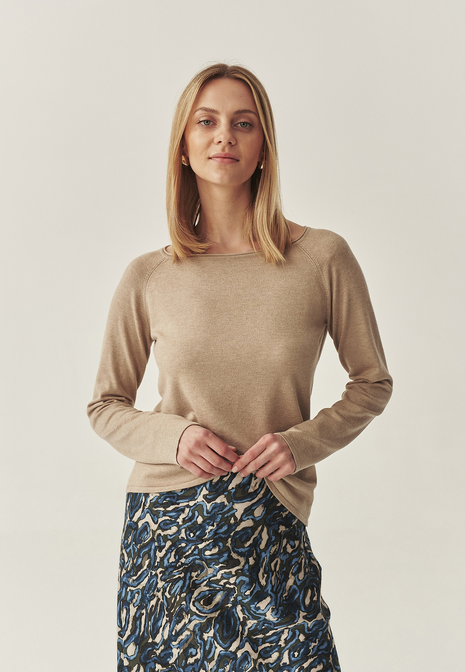 KLASYCZNY SWETER Z DEKOLTEM W ŁÓDKĘ - BROOKE KLASYCZNY SWETER Z DEKOLTEM W ŁÓDKĘ - BROOKE BEŻOWY 114446