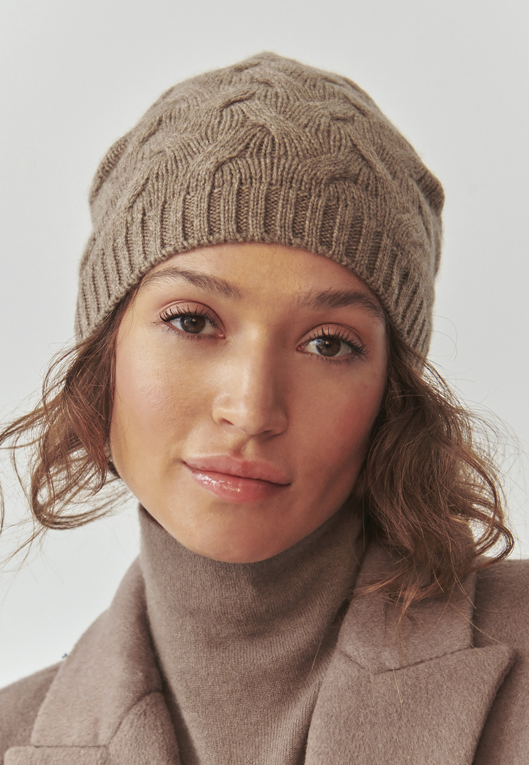 ȘAPCĂ DE DAMĂ TRICOTATĂ DIN LÂNĂ ȘI CAȘMIR - FINKA