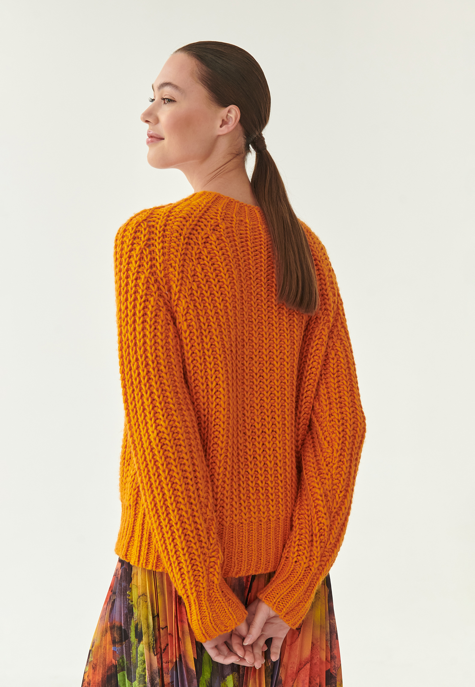 SWETER DAMSKI O WYRAŹNYM SPLOCIE NITERO