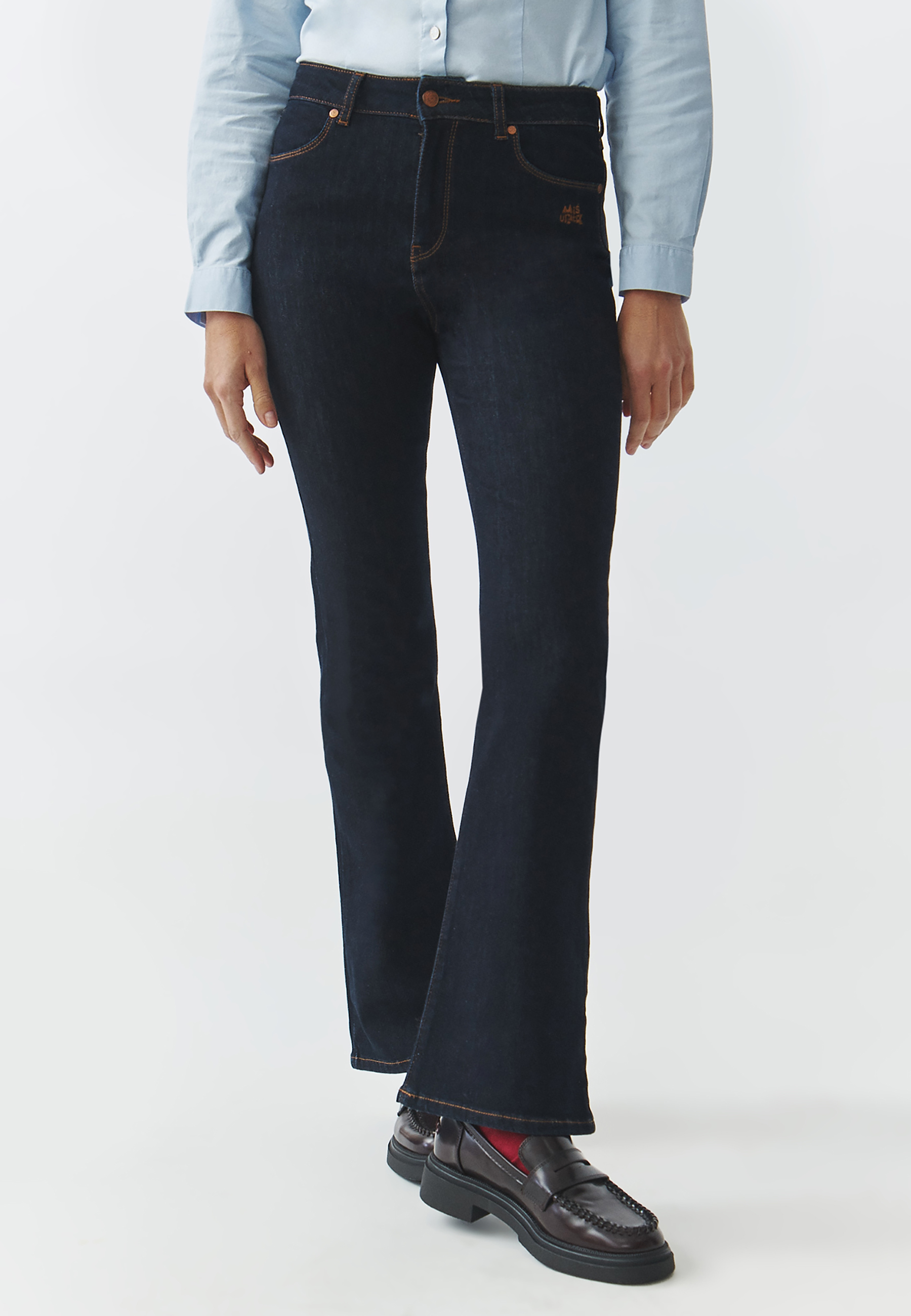 DENIMOWE SPODNIE DAMSKIE O KROJU BOOTCUT Z MOTYWEM MISIA USZATKA — RIFONO 1 GRANATOWY 2