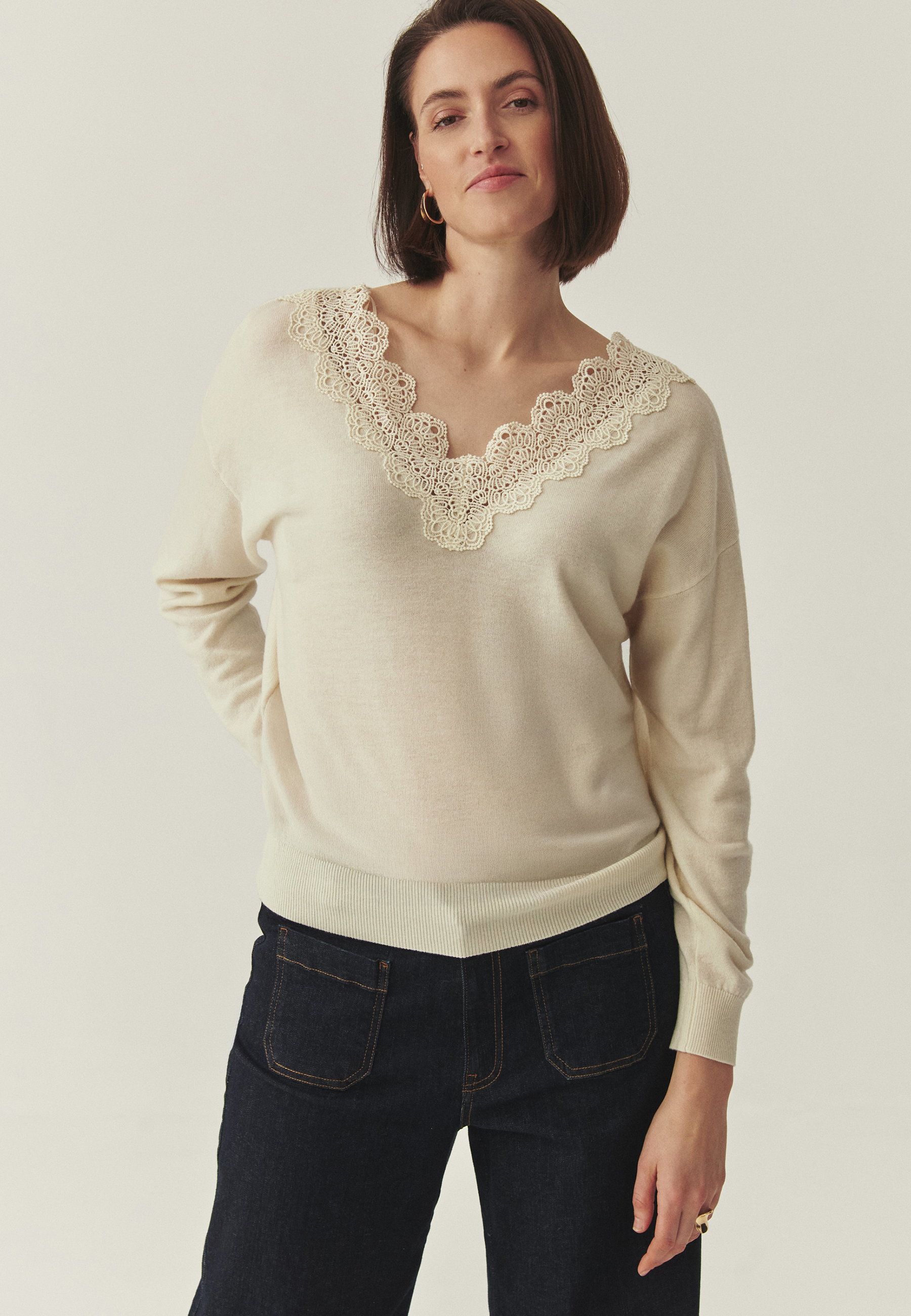 WEŁNIANY SWETER Z KORONKOWYM WYKOŃCZENIEM - ELWIRA ECRU 2