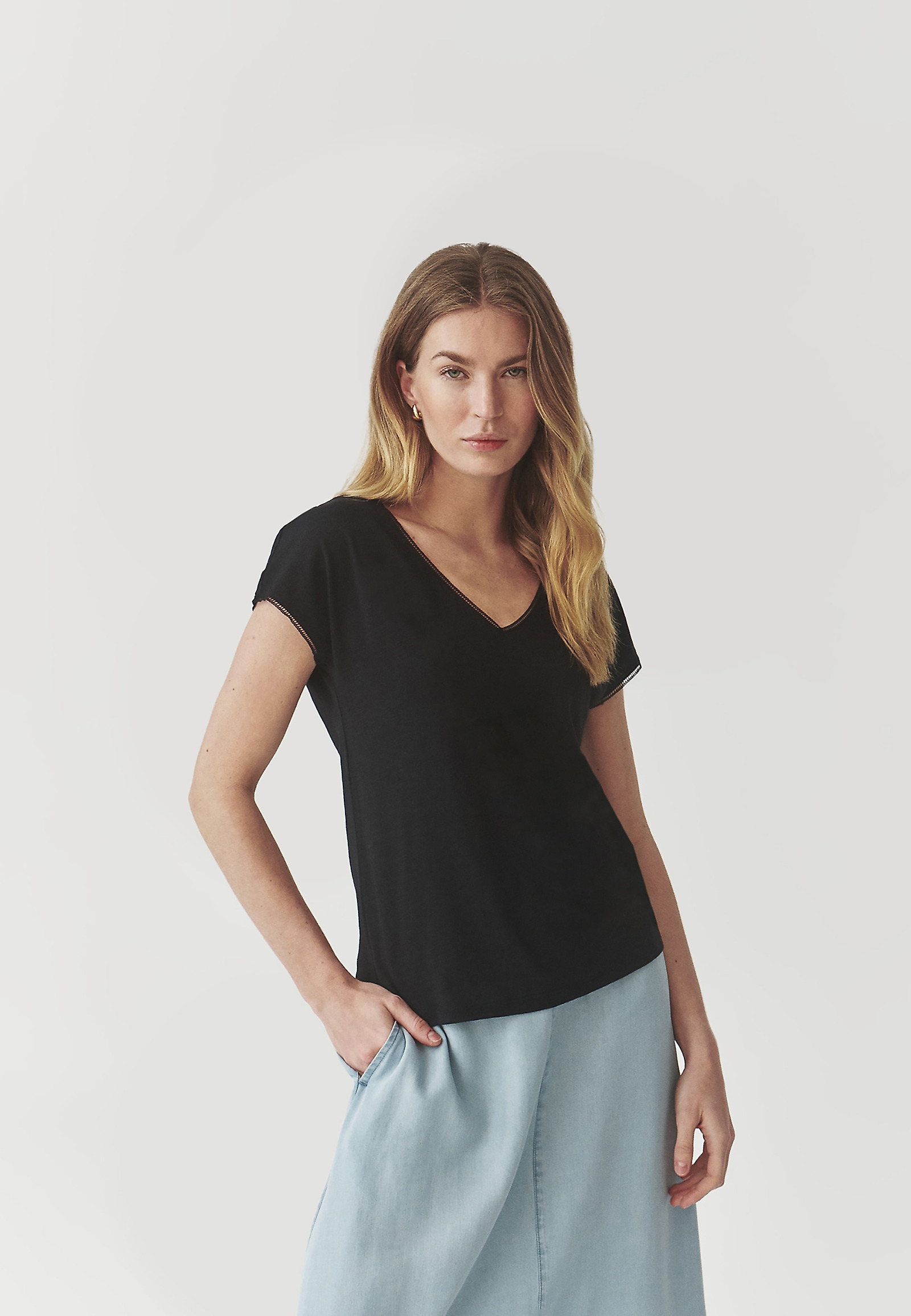 ŽENSKA BLUZA Z OKRASNIM TRAKOM - SORNA ŽENSKA BLUZA Z OKRASNIM TRAKOM - SORNA ČRNA 98280