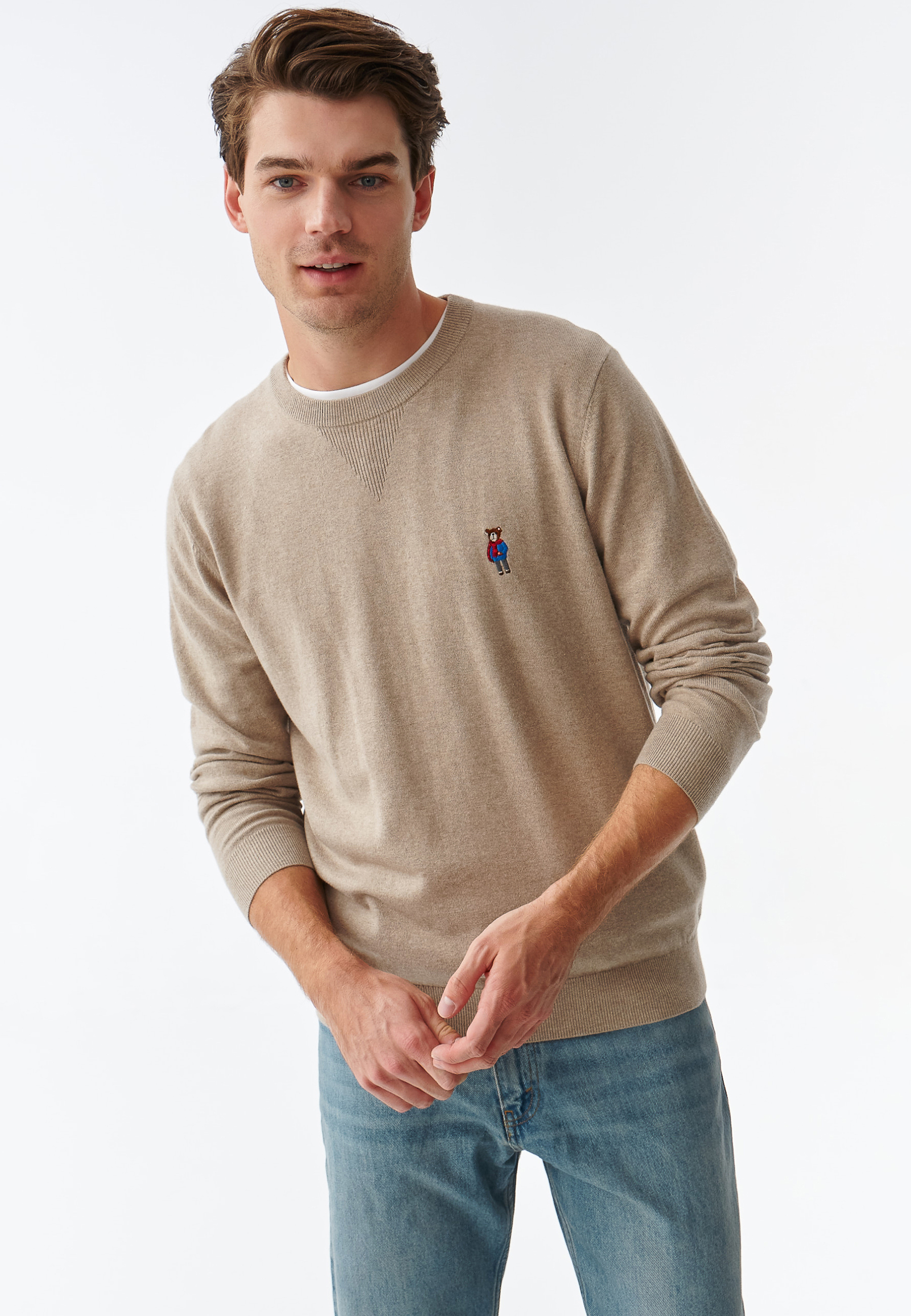 KLASICKÝ PÁNSKY SVETER S VÝŠIVKOU S MOTÍVOM MACKA UŠKA JACK BÉŽOVÁ 2