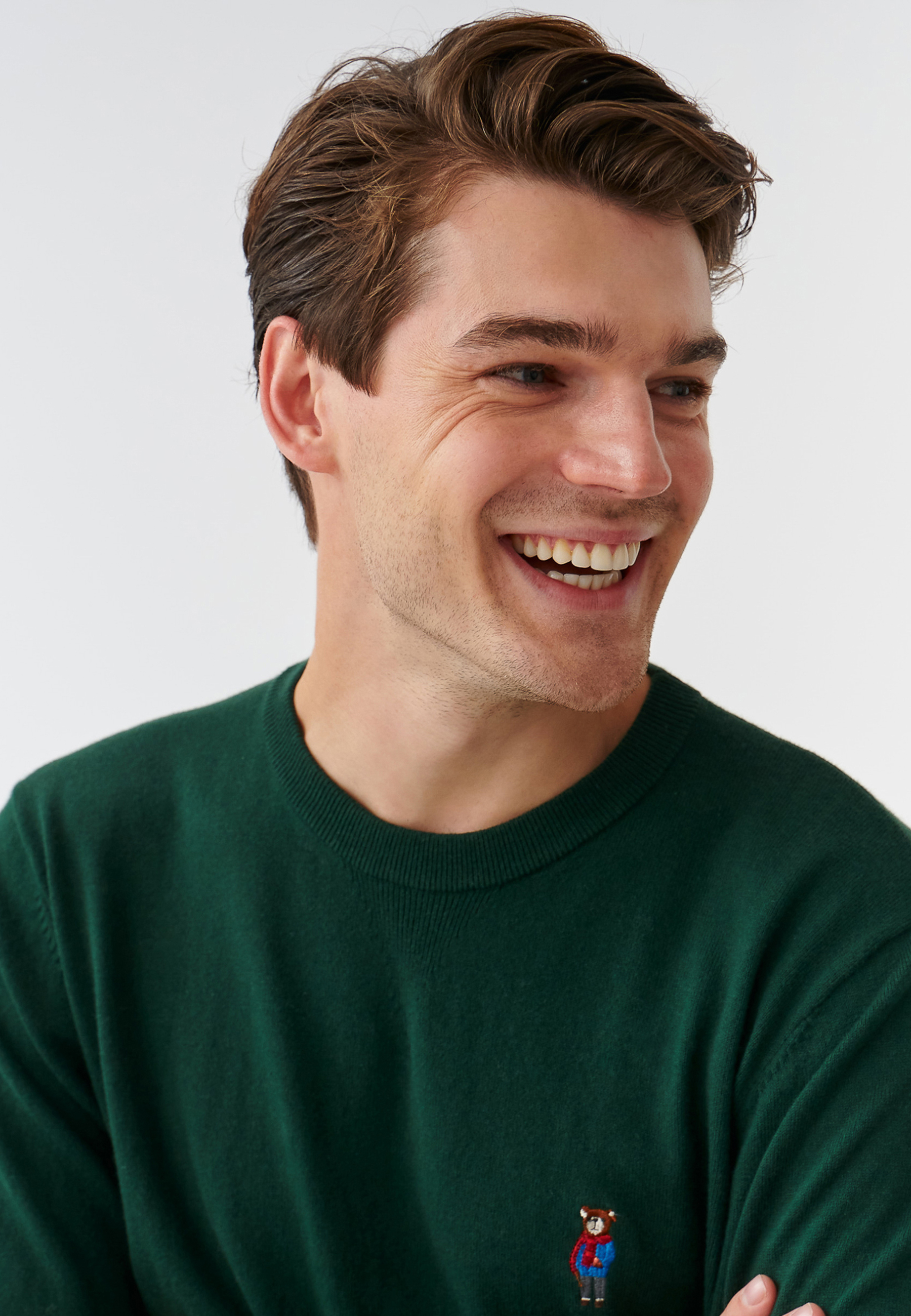 KLASICKÝ PÁNSKY SVETER S VÝŠIVKOU S MOTÍVOM MACKA UŠKA JACK ZELENÁ 2