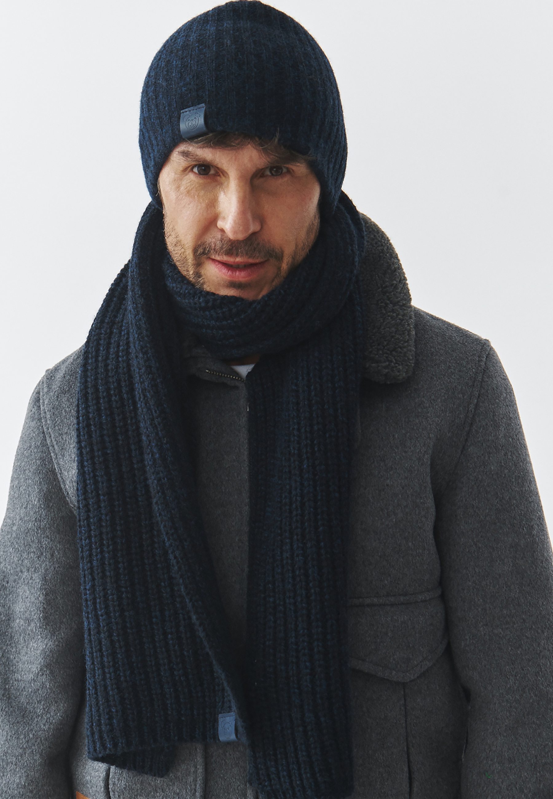 DZIANINOWY SZALIK MĘSKI Z MELANŻOWYM, STRUKTURALNYM WZOREM — PETRO GRANATOWY 2