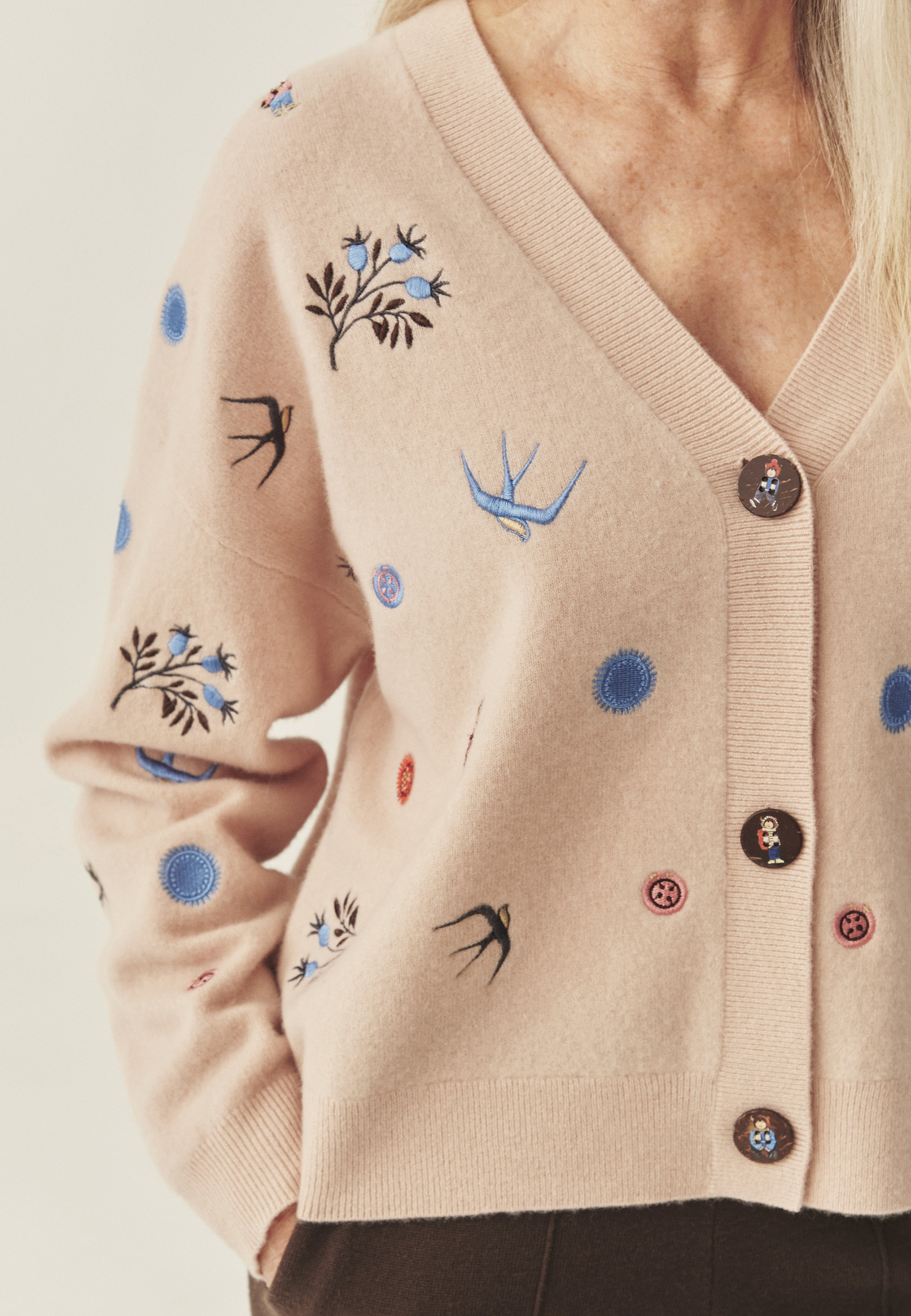 WEŁNIANY KARDIGAN Z BAJKOWYMI HAFTAMI - TEDA BEŻOWY 2