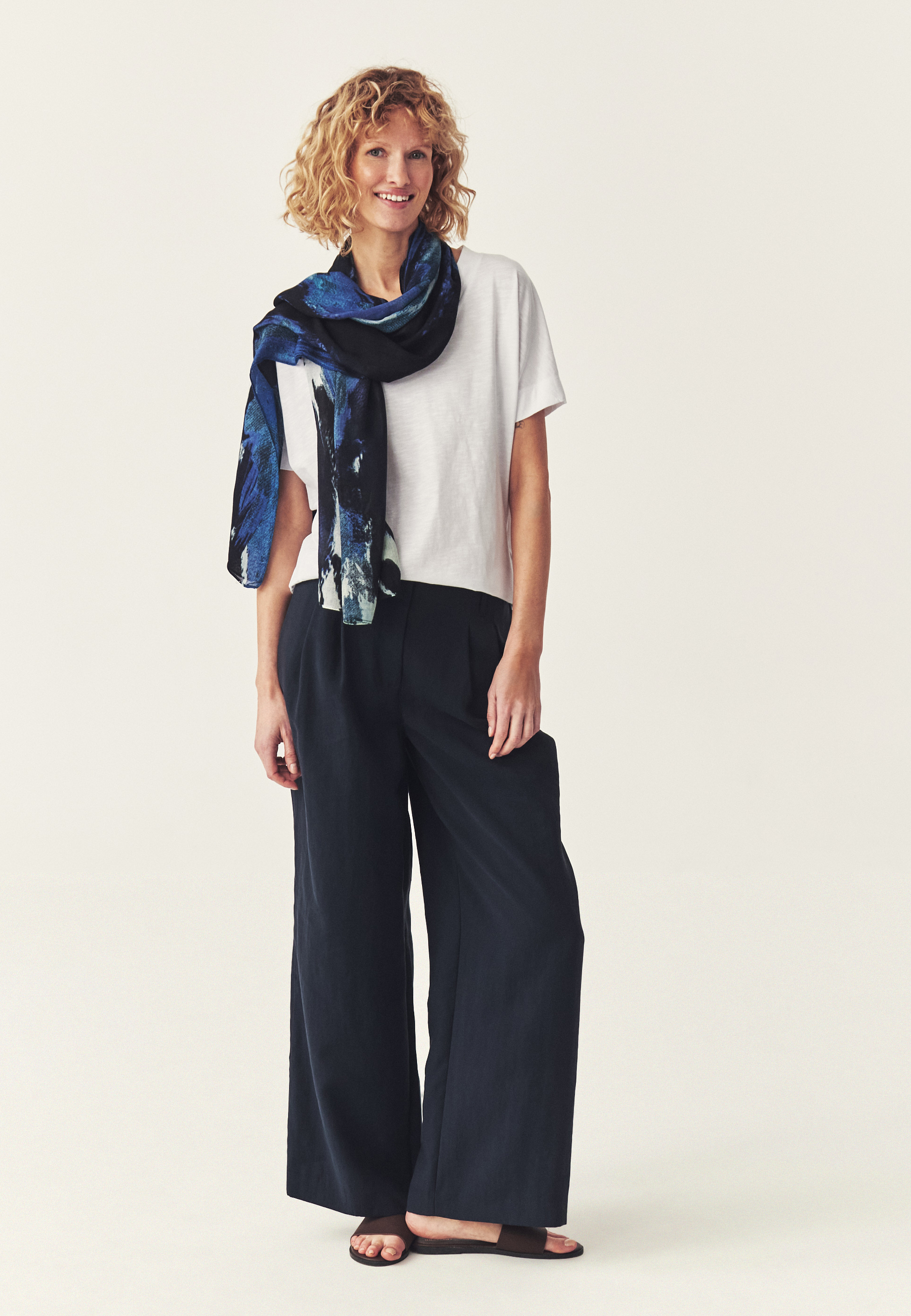 CHUSTA Z WISKOZY LENZING™ ECOVERO™ - ZAREE GRANATOWY 2