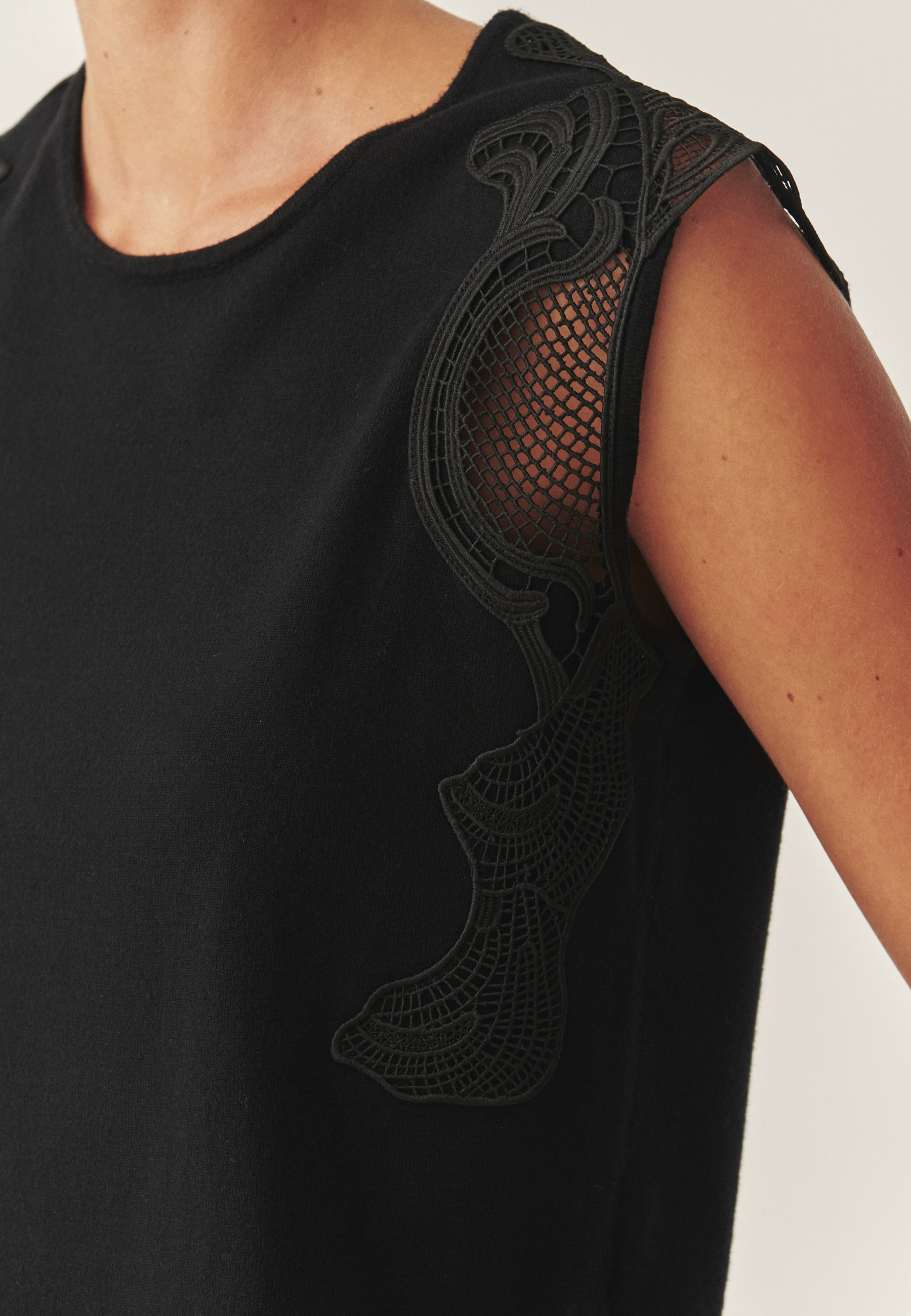 EFEKTOWNA BLUZKA Z KORONKĄ - LANERA CZARNY 2