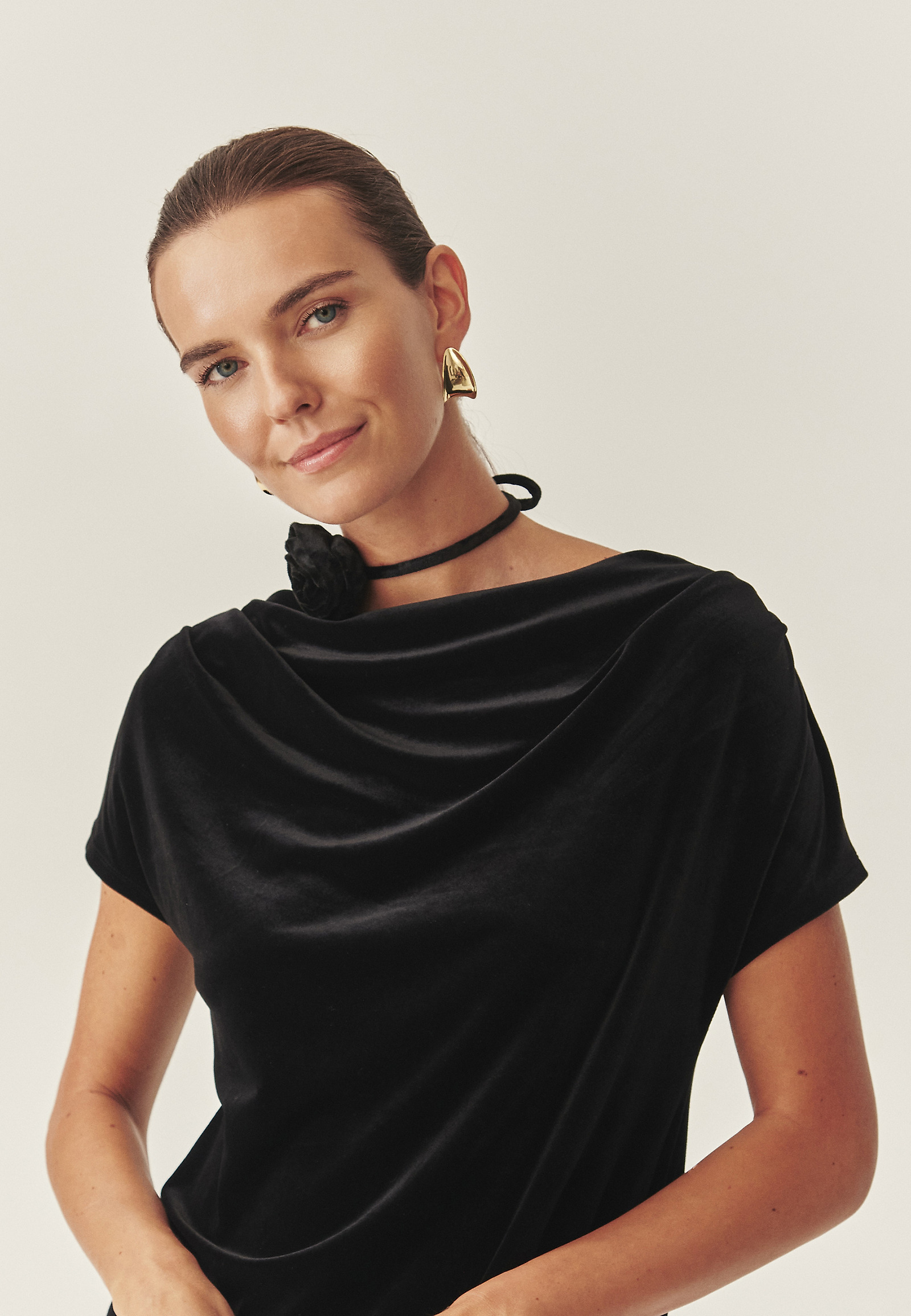 VELOUR DRESS WITH FLORAL DECORATIVE ELEMENT - MIRATI VELOUR DRESS WITH FLORAL DECORATIVE ELEMENT - MIRATI BLACK 118457