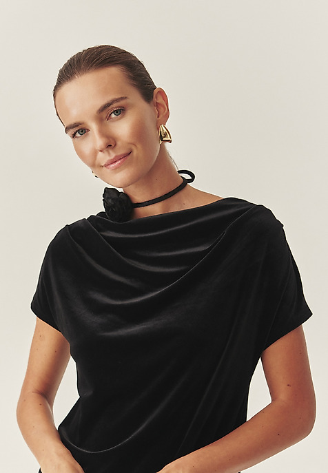 WELUROWA SUKIENKA Z KWIATOWYM ELEMENTEM OZDOBNYM - MIRATI CZARNY 2