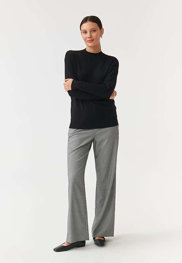 UNIVERSAL LADIES’ SWEATER WITH A HALF-TURTLENECK NAWIKO 1 UNIVERSAL LADIES’ SWEATER WITH A HALF-TURTLENECK NAWIKO 1 BLACK 2
