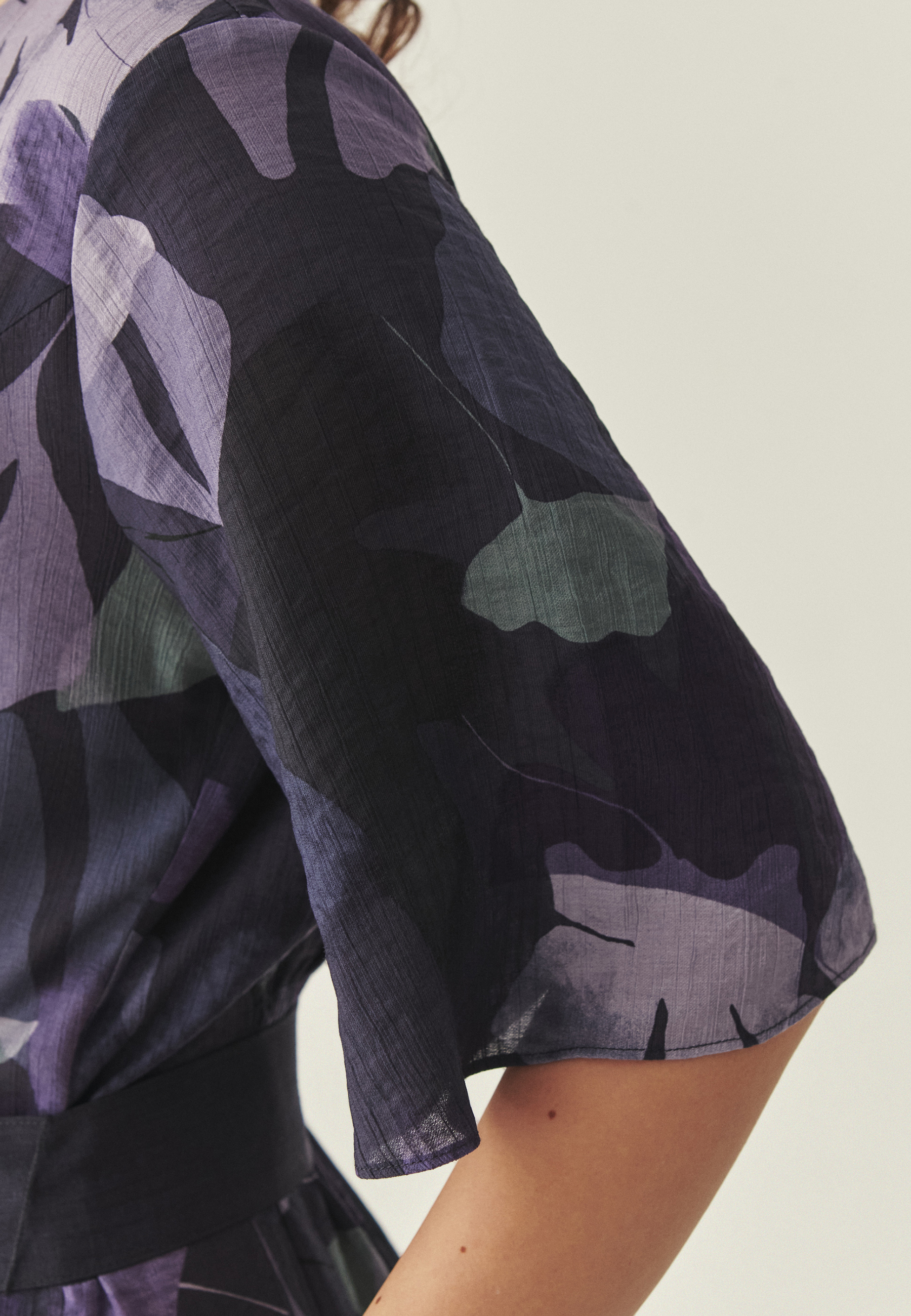 KRESZOWANA SUKIENKA MIDI Z AUTORSKIM WZOREM - TAVIS MULTIKOLOR 2