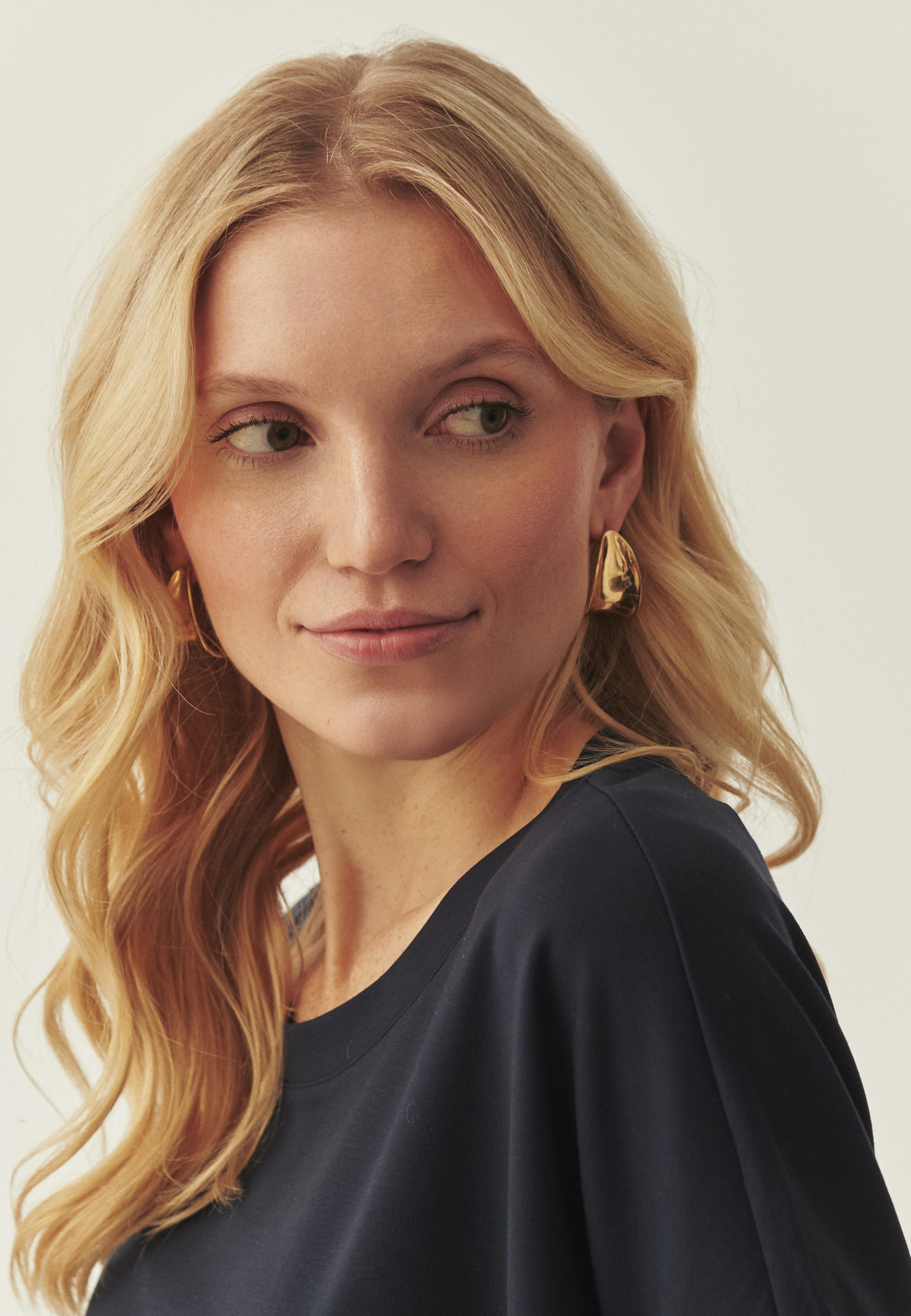 KLASYCZNA BLUZKA Z DZIANINY - BOW