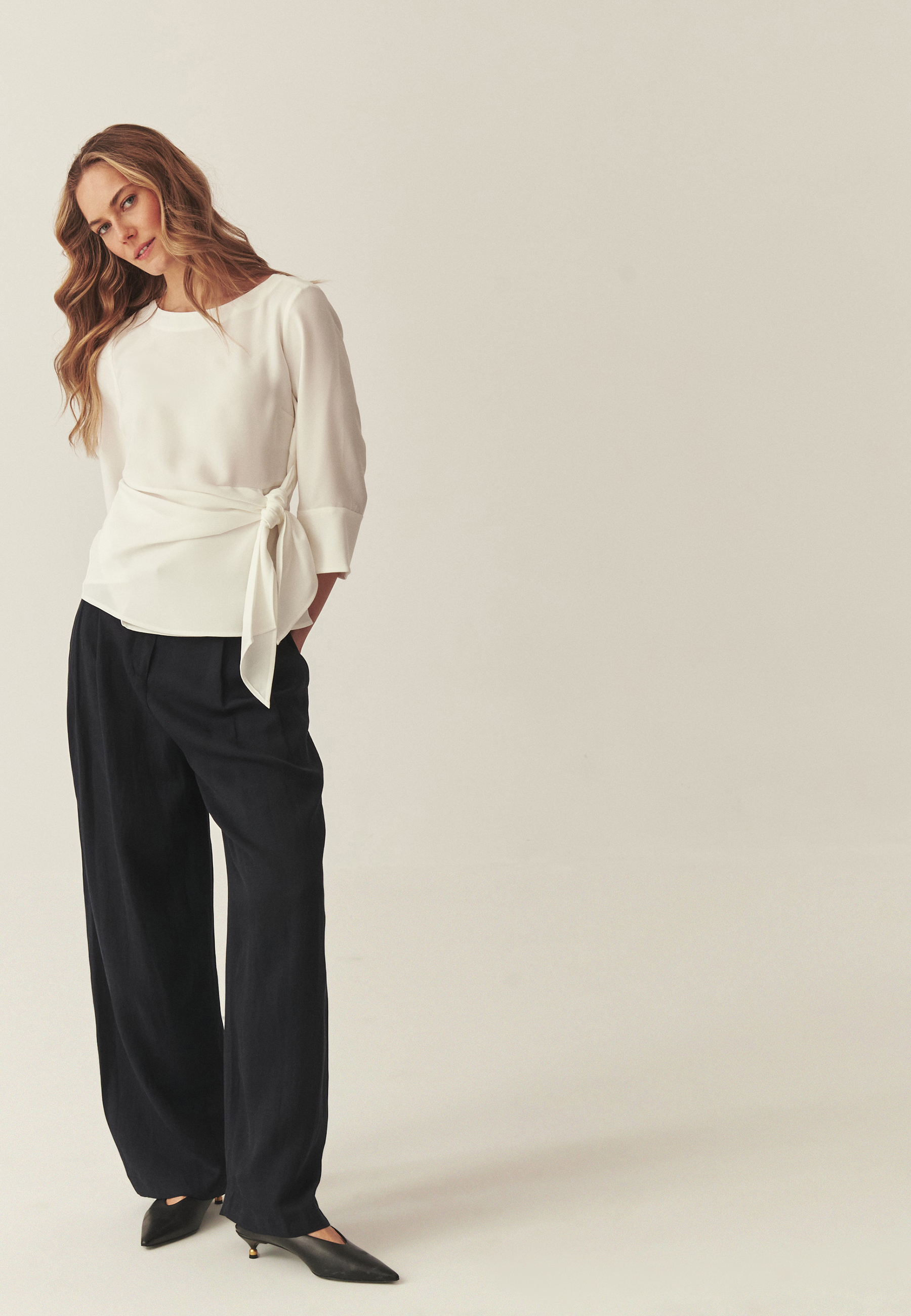 BLUZĂ ELEGANTĂ, LEGATĂ ÎN TALIE - MALIE ALB 2