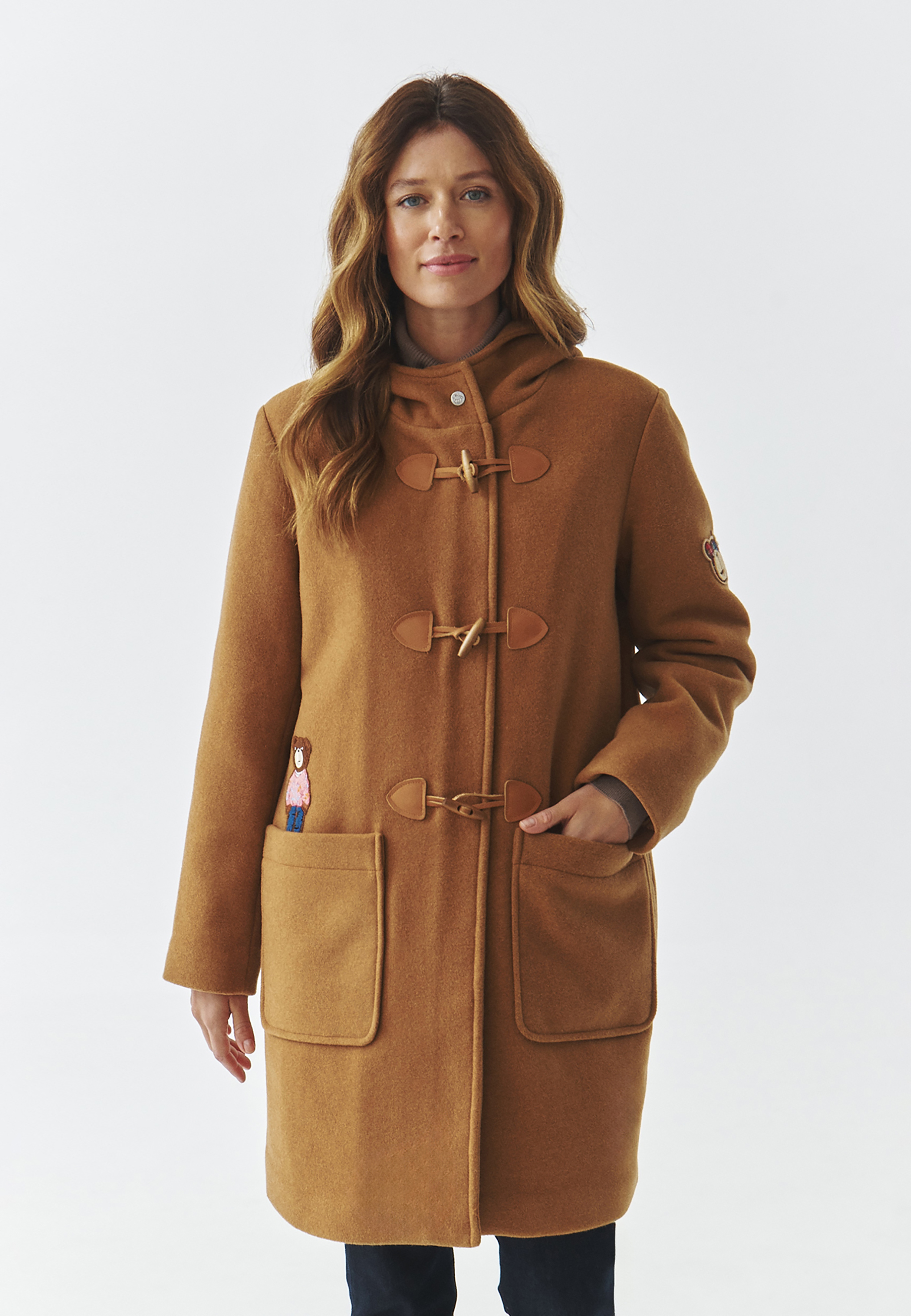 TKANINOWA KURTKA DAMSKA Z ZAPIĘCIEM NA KOŁKI I MOTYWEM MISIA USZATKA — SAMANTA BEŻOWY 2