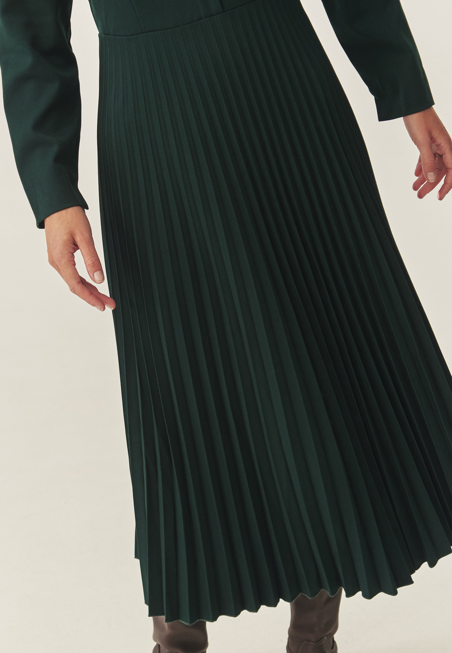 OBLEKA IZ BLAGA Z OVRATNIKOM IN NAGUBANIM SPODNJIM DELOM - NOKA ZELENA 2