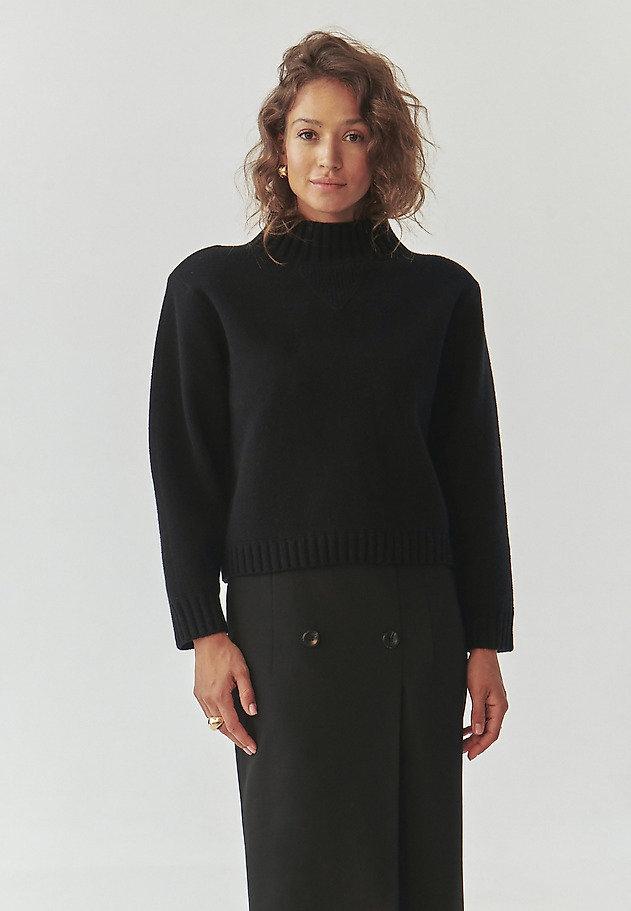 LADIES’ OVERSIZED SWEATER WITH MOCK TURTLENECK - MALMANA 1 LADIES’ OVERSIZED SWEATER WITH MOCK TURTLENECK - MALMANA 1 CZARNY 4