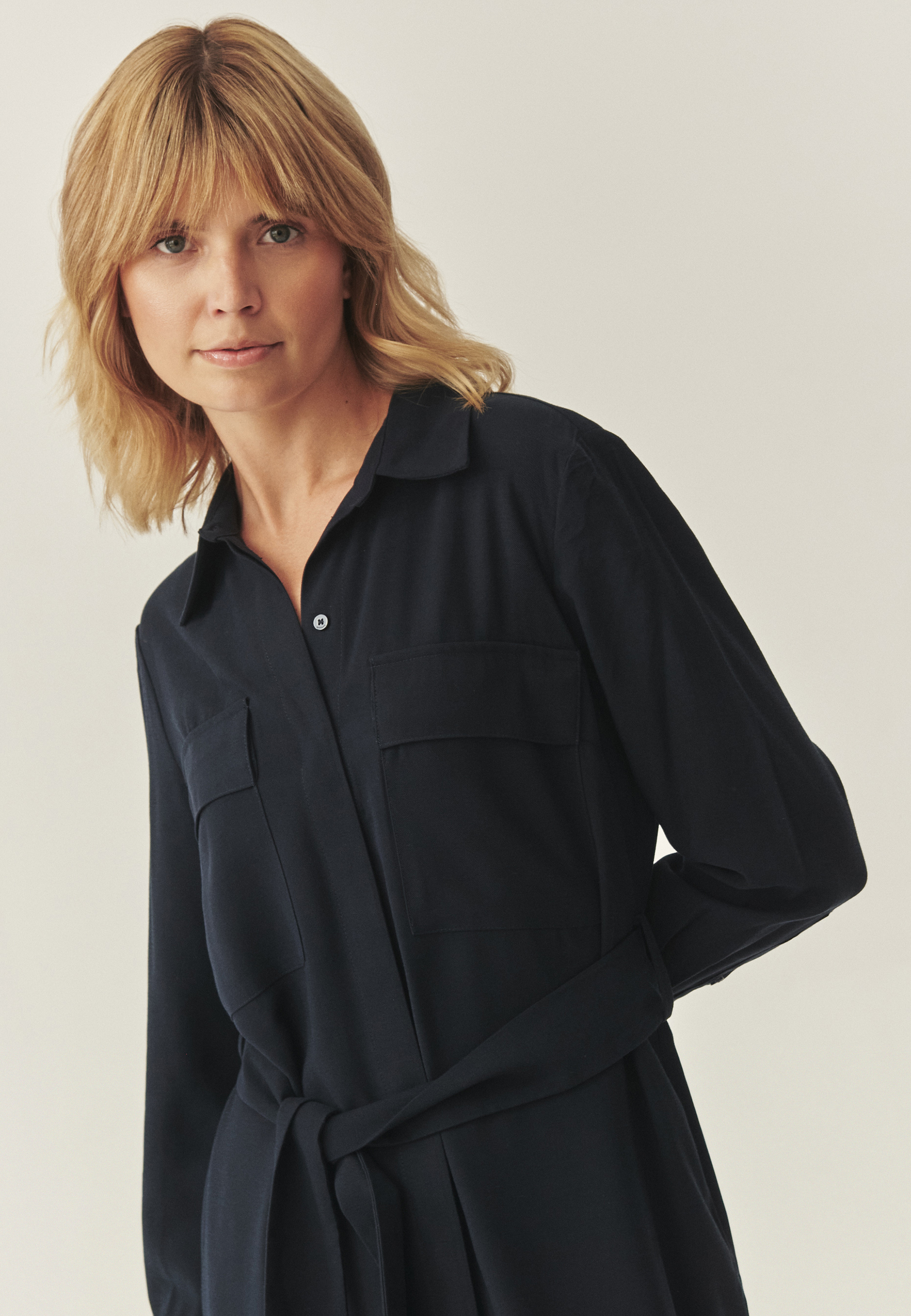 OBLEKA S KRATKIMI ROKEVI Z LENZING™ ECOVERO™ VISKOZO - WEST TEMNO MODRA 2