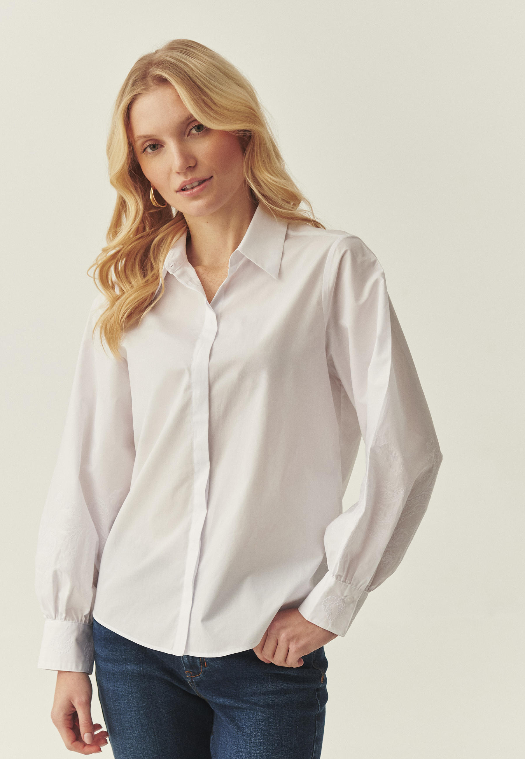 BAVLNĚNÁ KOŠILE S VYŠÍVANÝMI RUKÁVY – CAMI BÍLÁ 2