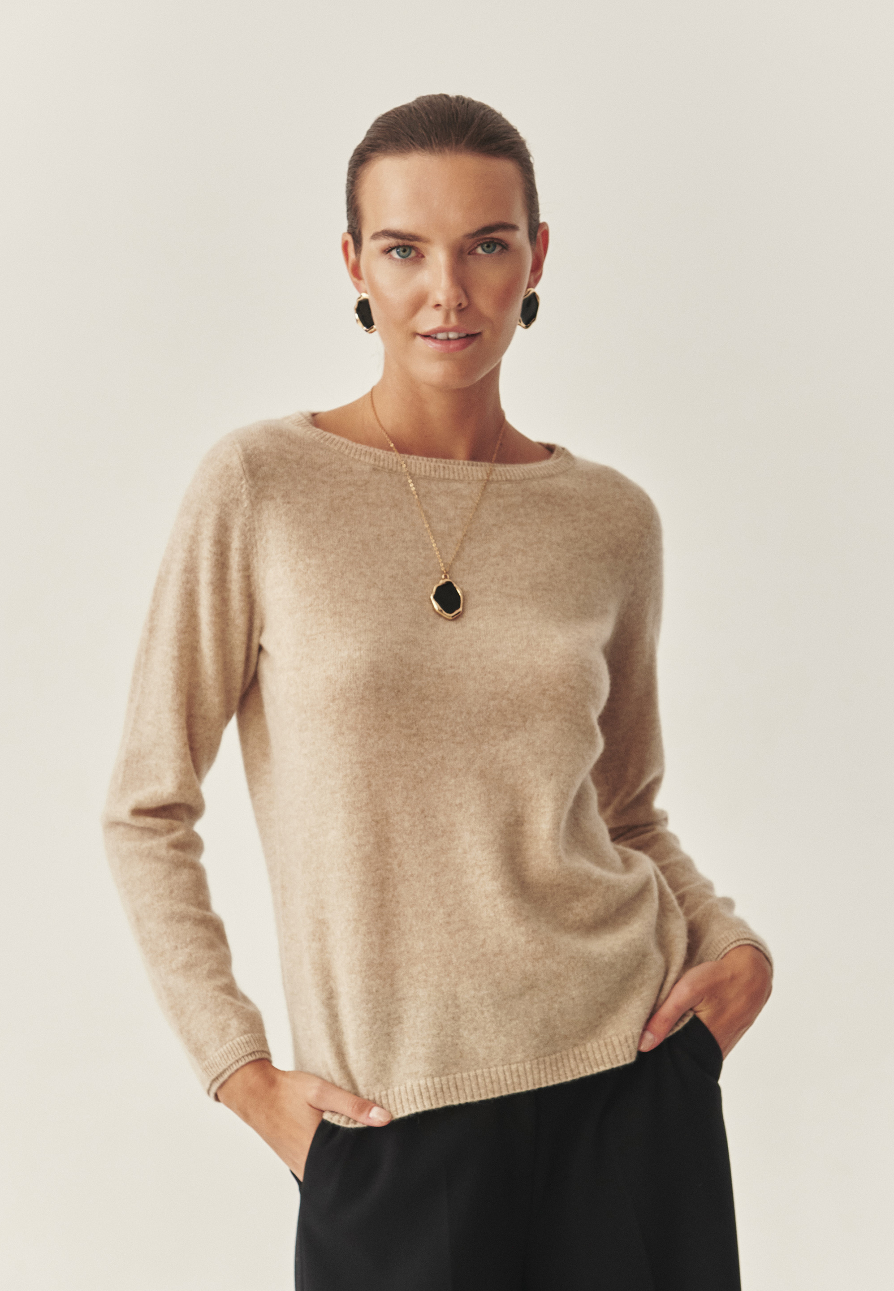 KASZMIROWY SWETER Z DEKOLTEM W ŁÓDKĘ - LEMON BEŻOWY 2