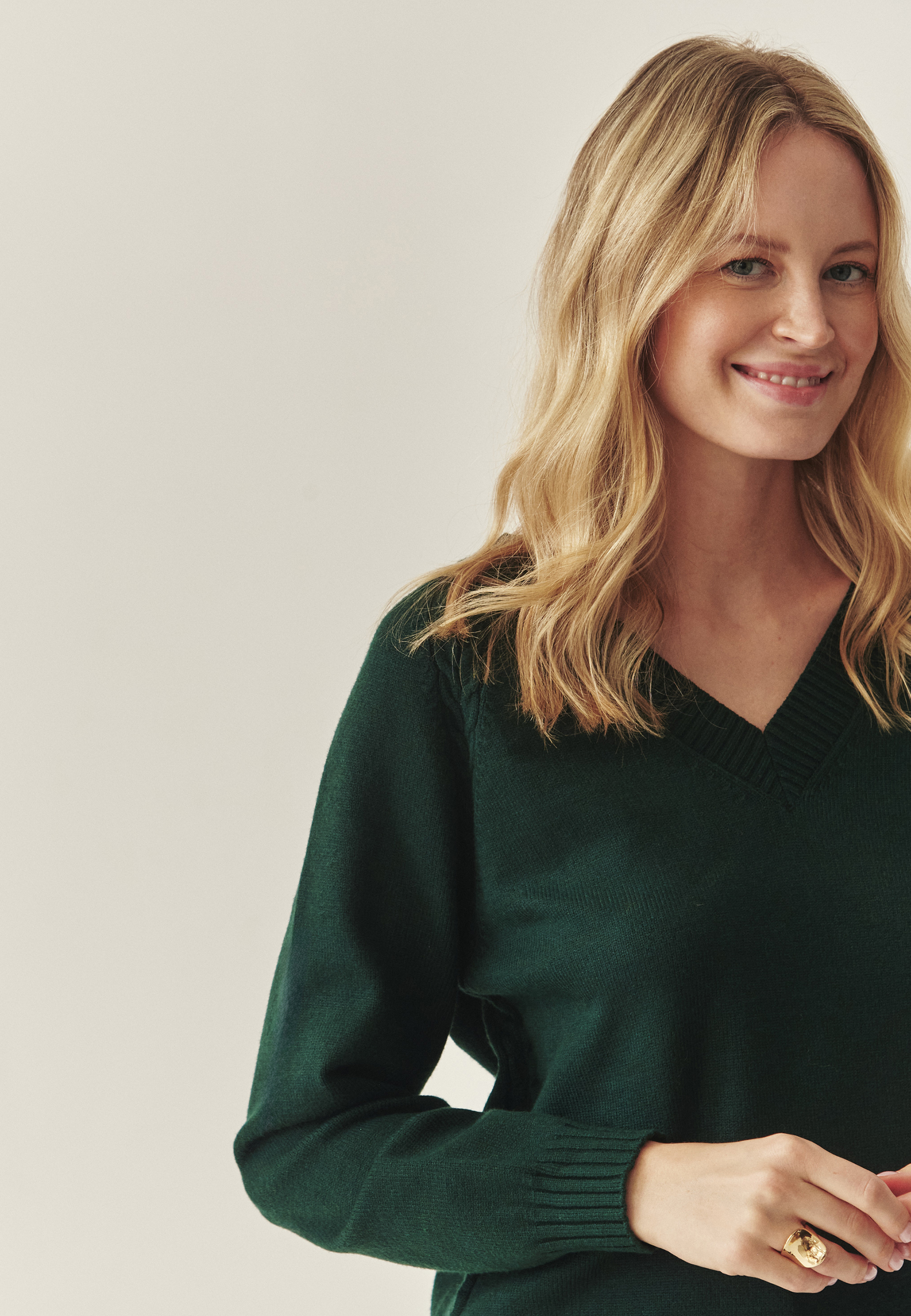 PULOVER DE DAMĂ, CU MODEL ÎN RELIEF ȘI DECOLTEU ÎN FORMA LITEREI „V” — JAYLIN 1 VERDE 2