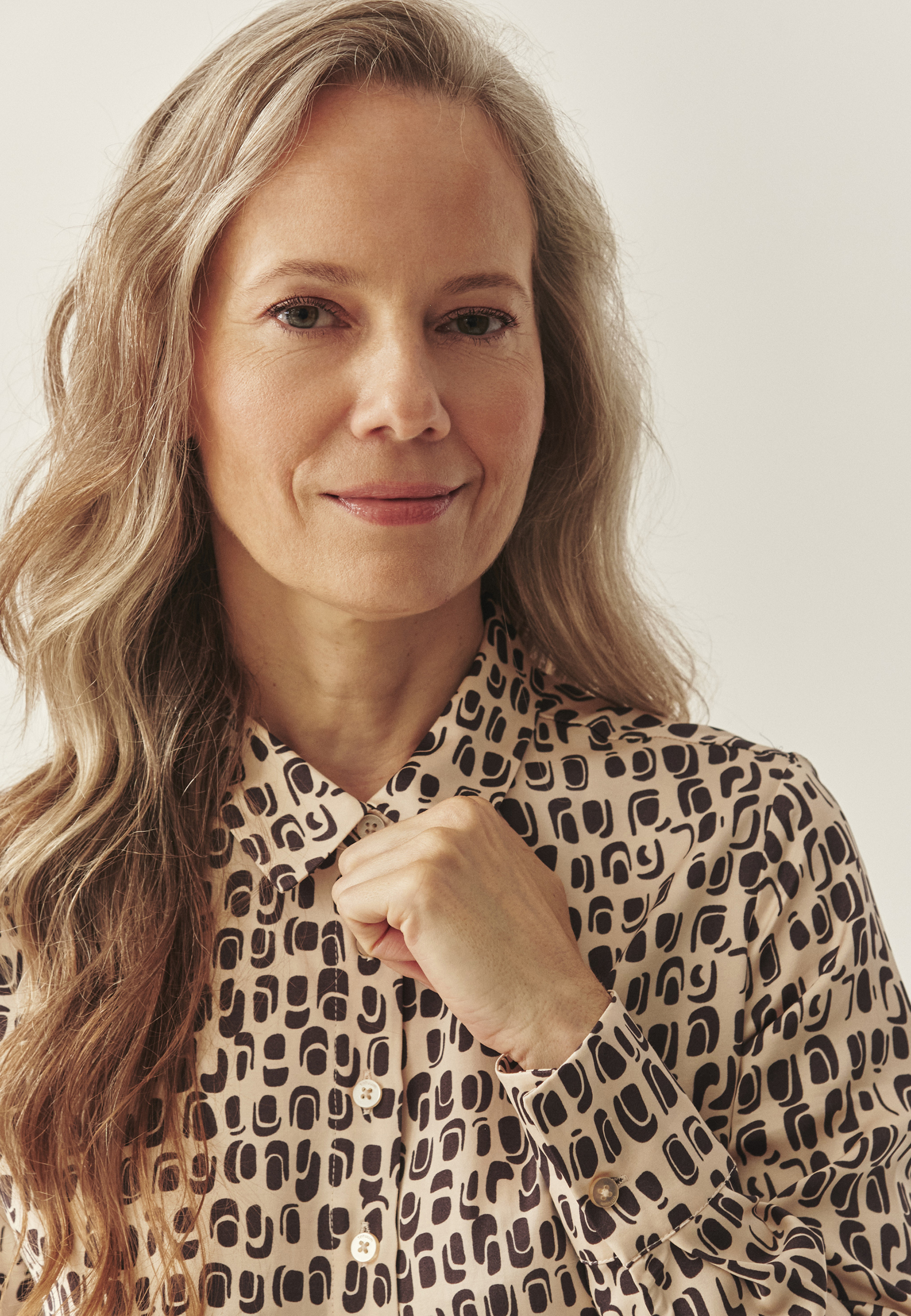 SATENSKA SRAJCA S PATENTIRANIM DIZAJNOM - NIKA VEČBARVNA 2