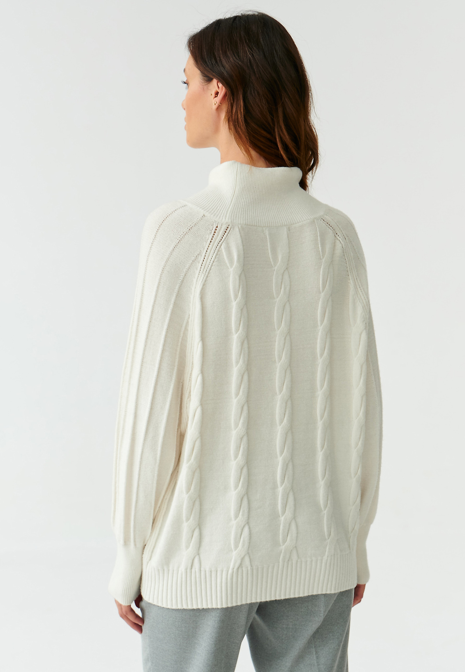 TEXTURED LADIES’ SWEATER WITH A TURTLENECK MEDUZA TEXTURED LADIES’ SWEATER WITH A TURTLENECK MEDUZA ECRU 91631