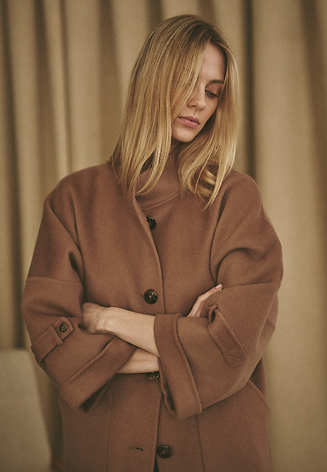 VOĽNÝ KABÁT S VLNOU - MORIWIA VOĽNÝ KABÁT S VLNOU - MORIWIA