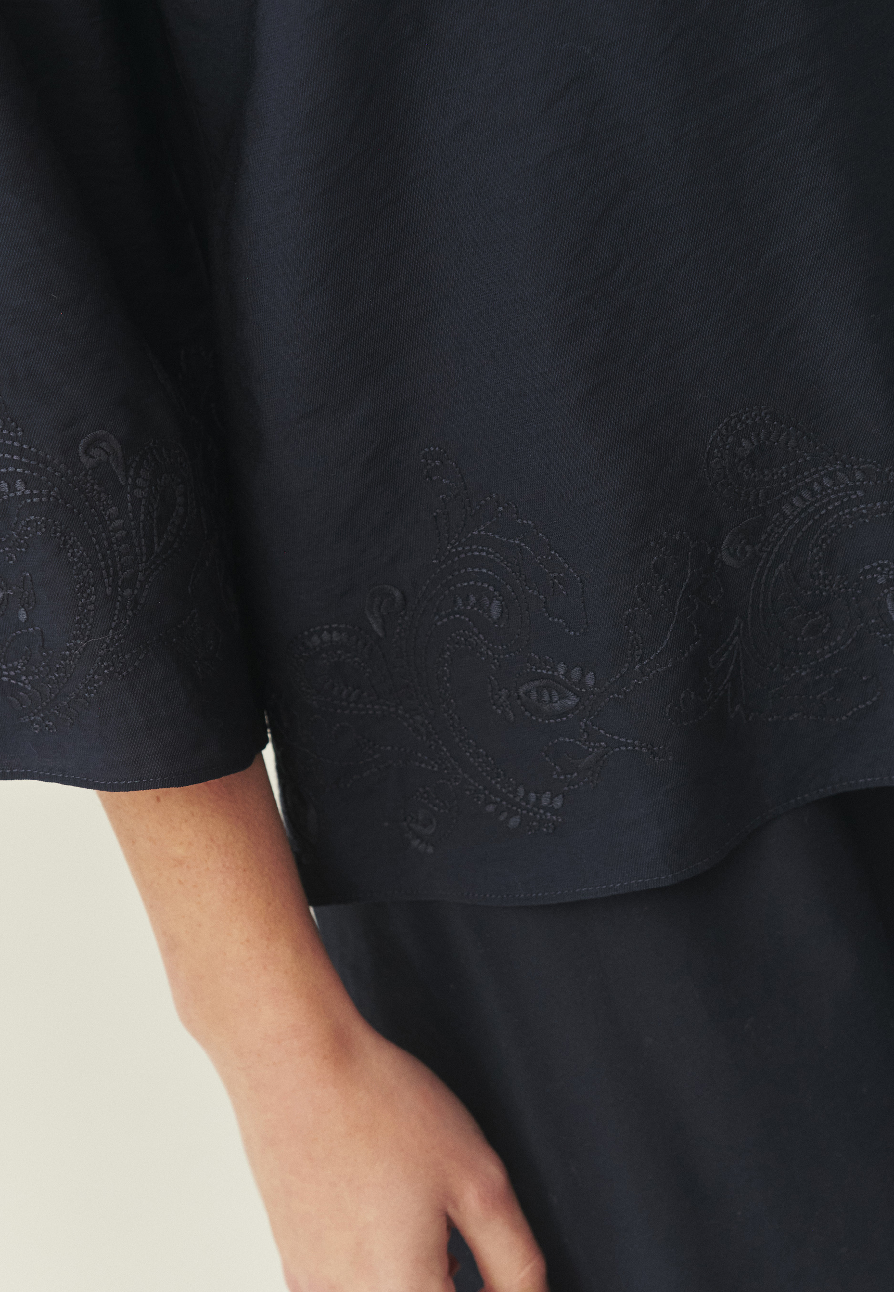 BLUZĂ ÎNNOPTATĂ CU BRODERIE - HATARI