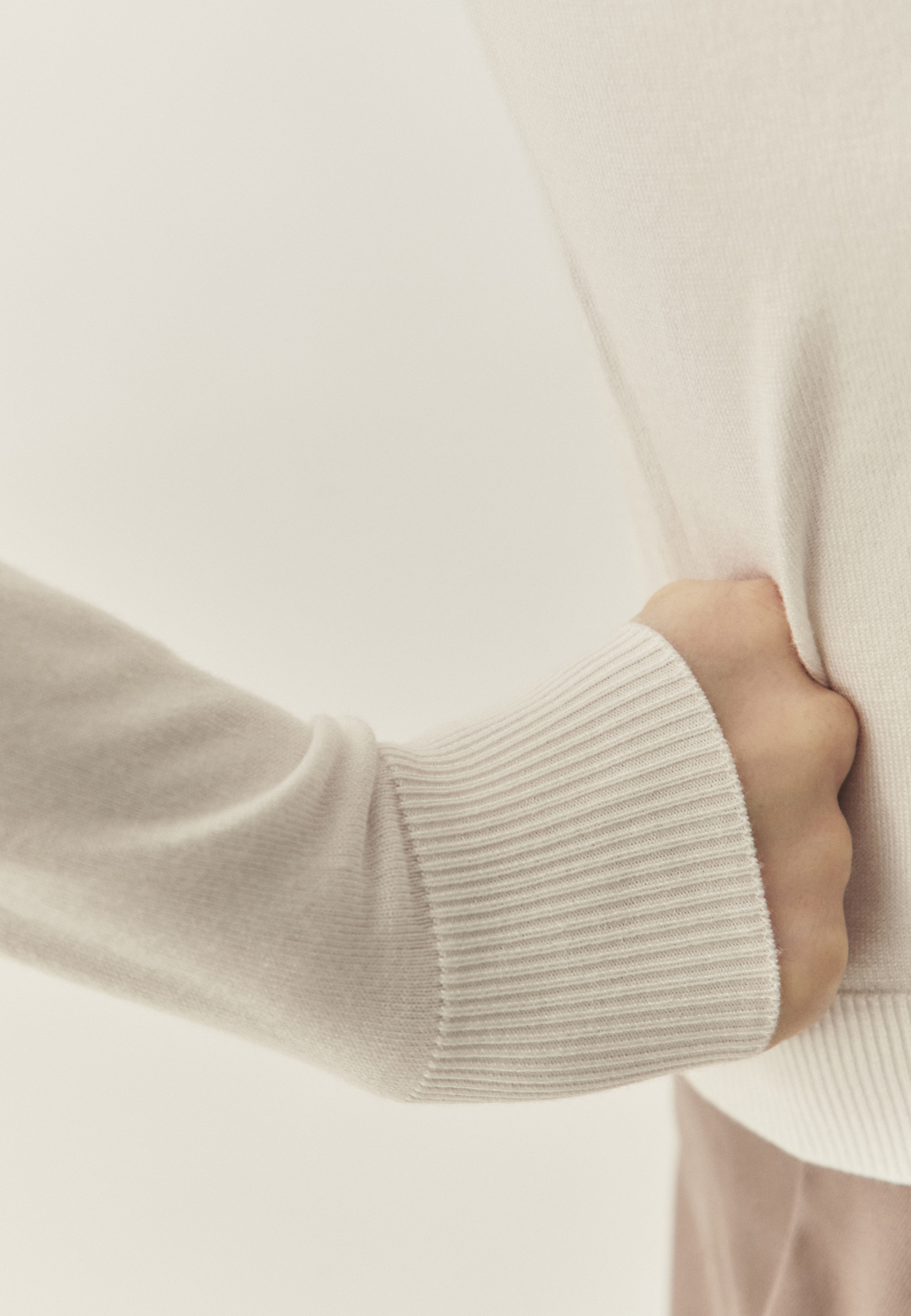 DÁMSKÝ KLASICKÝ SVETR S KULATÝM VÝSTŘIHEM - TESSINI