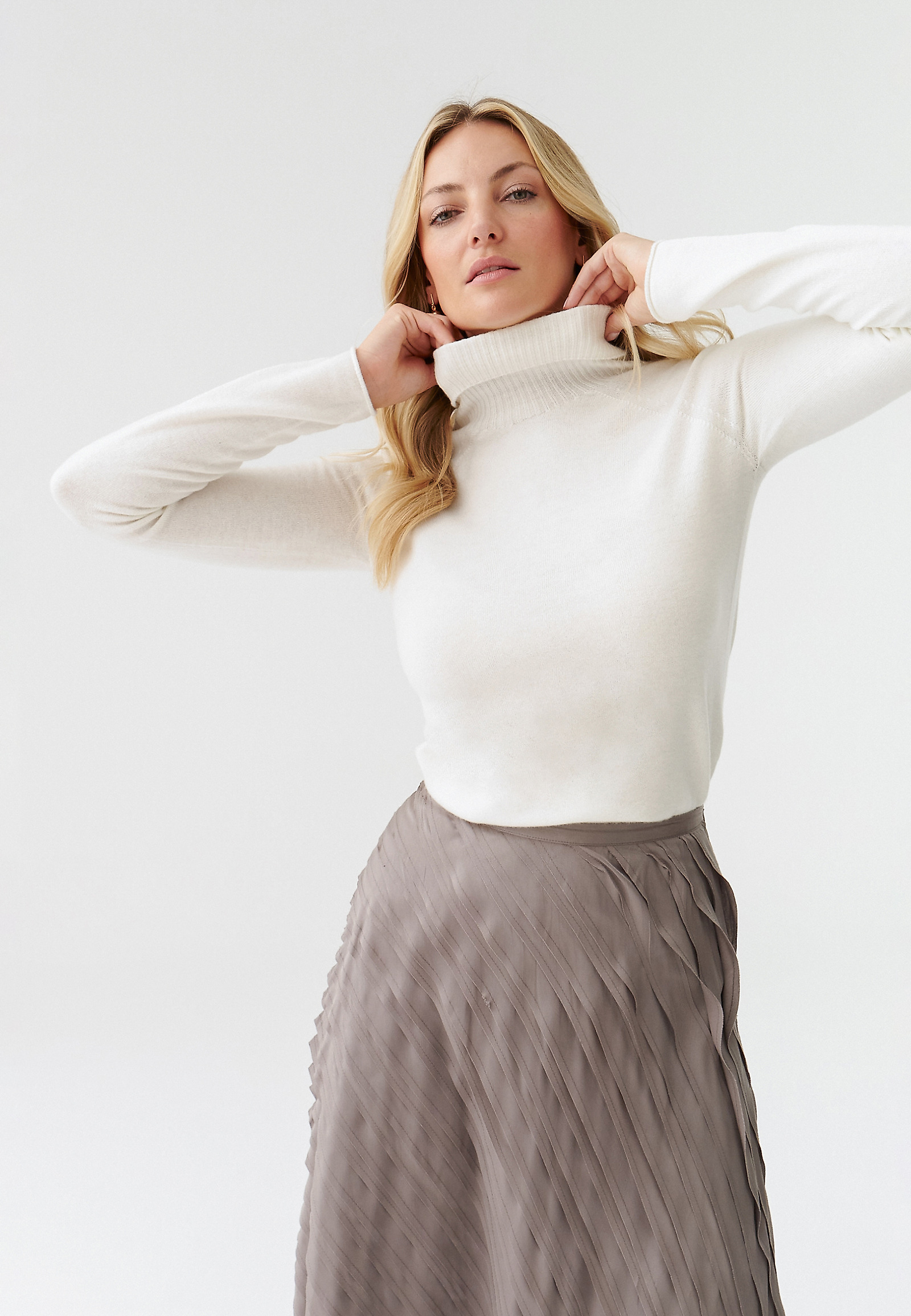 KLASYCZNY SWETER DAMSKI Z GOLFEM Z WEŁNY MERINO KONGA 1 KLASYCZNY SWETER DAMSKI Z GOLFEM Z WEŁNY MERINO KONGA 1 ECRU 74853