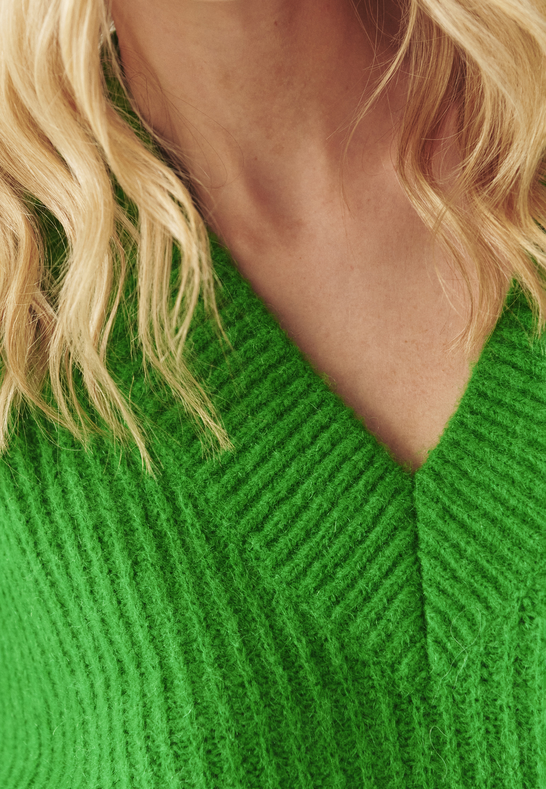 PULOVER DE DAMĂ OVERSIZE CU DECOLTEU ÎN FORMA LITEREI „V” — ONYX VERDE 2