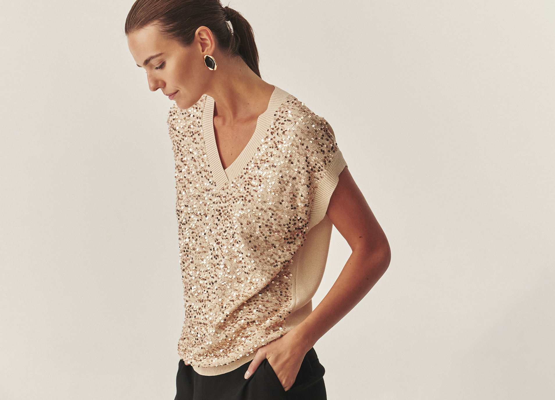 STYLOWY SWETER Z CEKINOWYMI APLIKACJAMI - ICOMA BEŻOWY 2