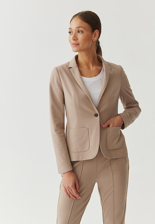 LADIES’ SINGLE-BREASTED BLAZER WITH DECORATIVE PIPING - DEDERI LADIES’ SINGLE-BREASTED BLAZER WITH DECORATIVE PIPING - DEDERI BEŻOWY 1