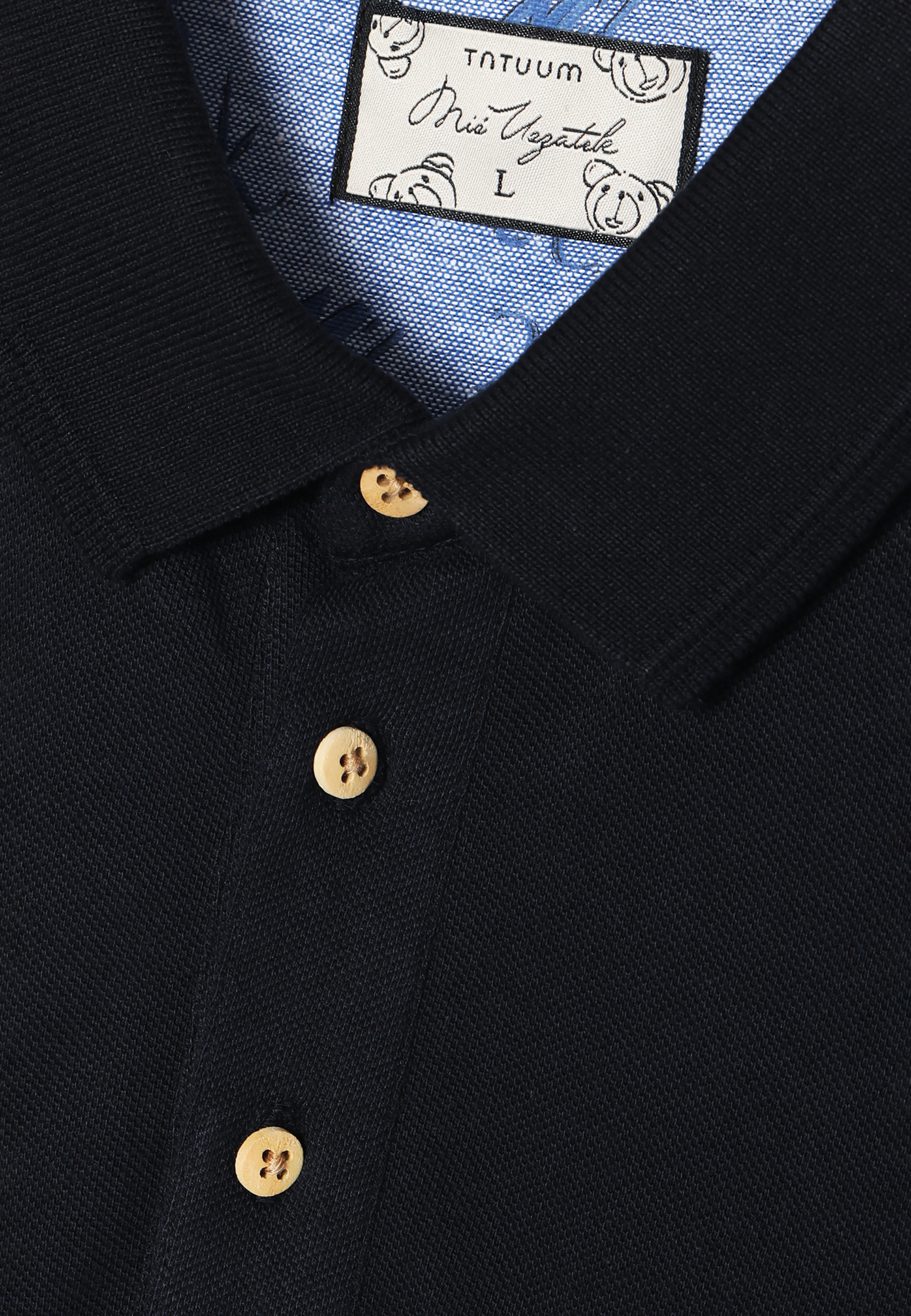 PÁNSKA PLETENÁ KOŠEĽA TYPU POLO S NÁŠIVKOU S MOTÍVOM MACKA UŠKA JAY