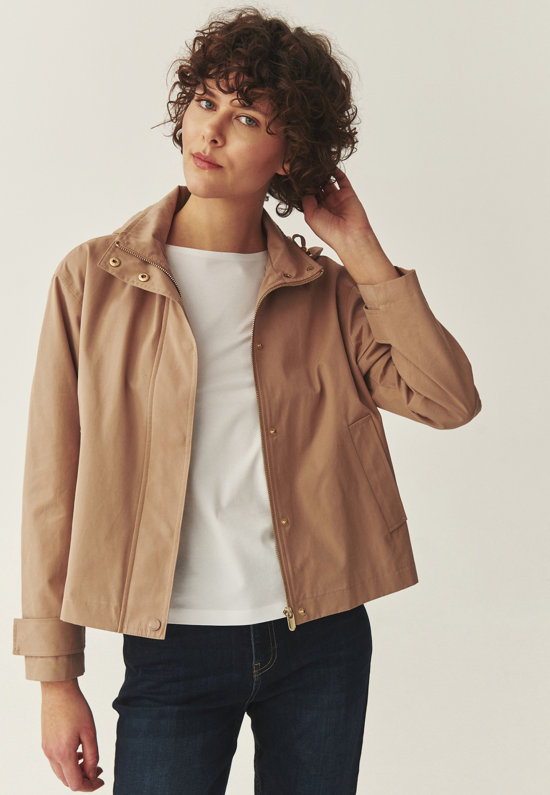 BUNDA S KAPUCÍ – AURORA