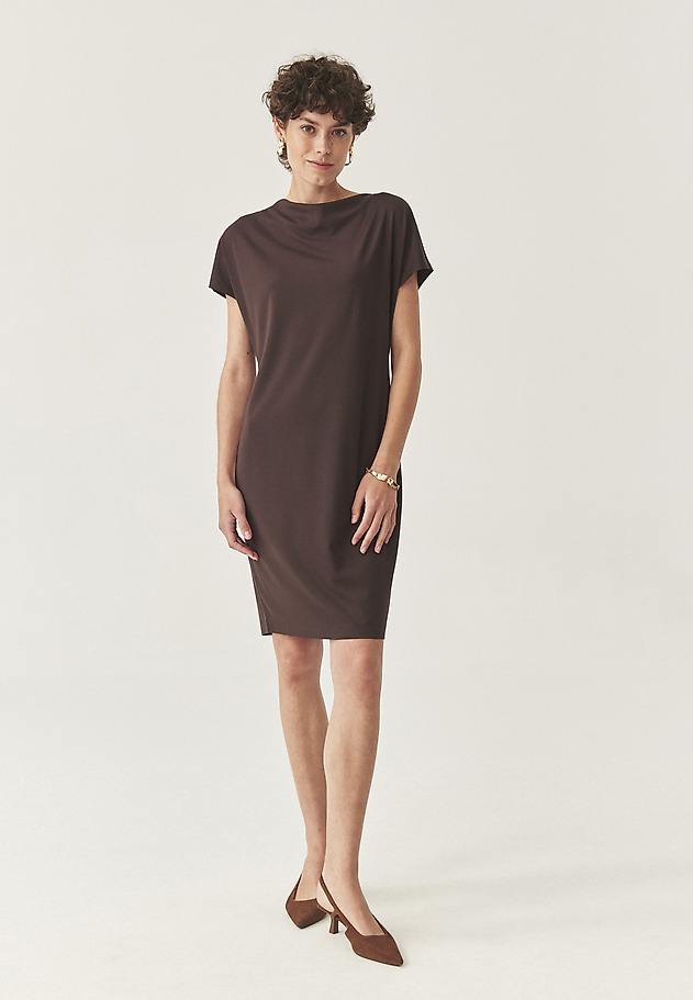 ŠTÝLOVÉ ŠATY S VODOPÁDOVÝM VÝSTRIHOM - ZORIMAX 1 ŠTÝLOVÉ ŠATY S VODOPÁDOVÝM VÝSTRIHOM - ZORIMAX 1 HNEDÁ 2