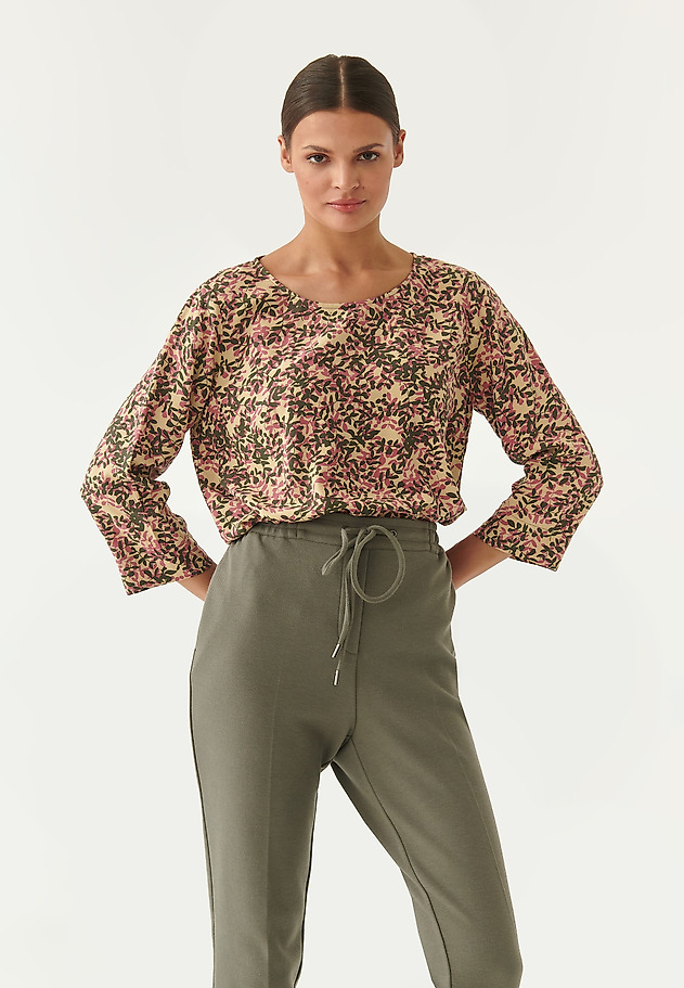 ŽENSKA BLUZA Z MOTIVOM LISTOV AFELIAMI ŽENSKA BLUZA Z MOTIVOM LISTOV AFELIAMI VEČBARVNA 1
