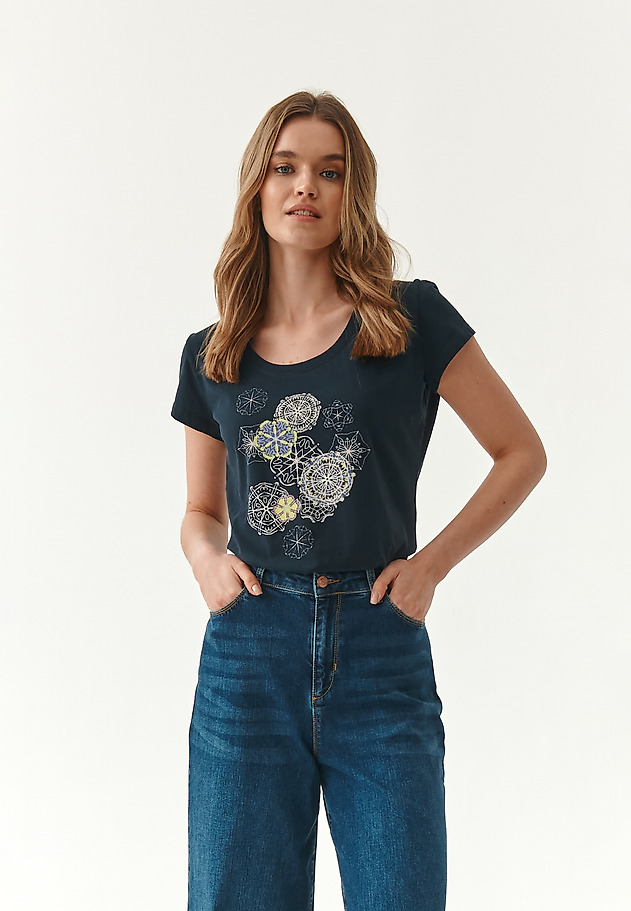 T-SHIRT DAMSKI Z NADRUKIEM W KWIATY ANTONIA 1 T-SHIRT DAMSKI Z NADRUKIEM W KWIATY ANTONIA 1 GRANATOWY 1