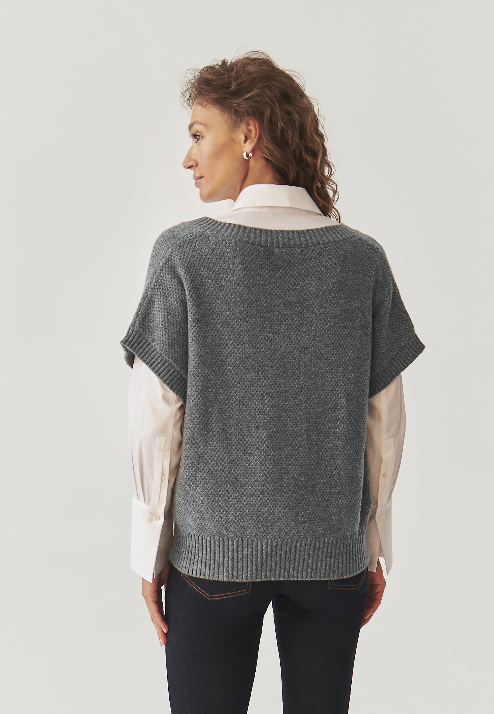 DÁMSKA PLETENÁ VESTA S VÝSTRIHOM DO V – LENA DÁMSKA PLETENÁ VESTA S VÝSTRIHOM DO V – LENA SIVÁ 103825