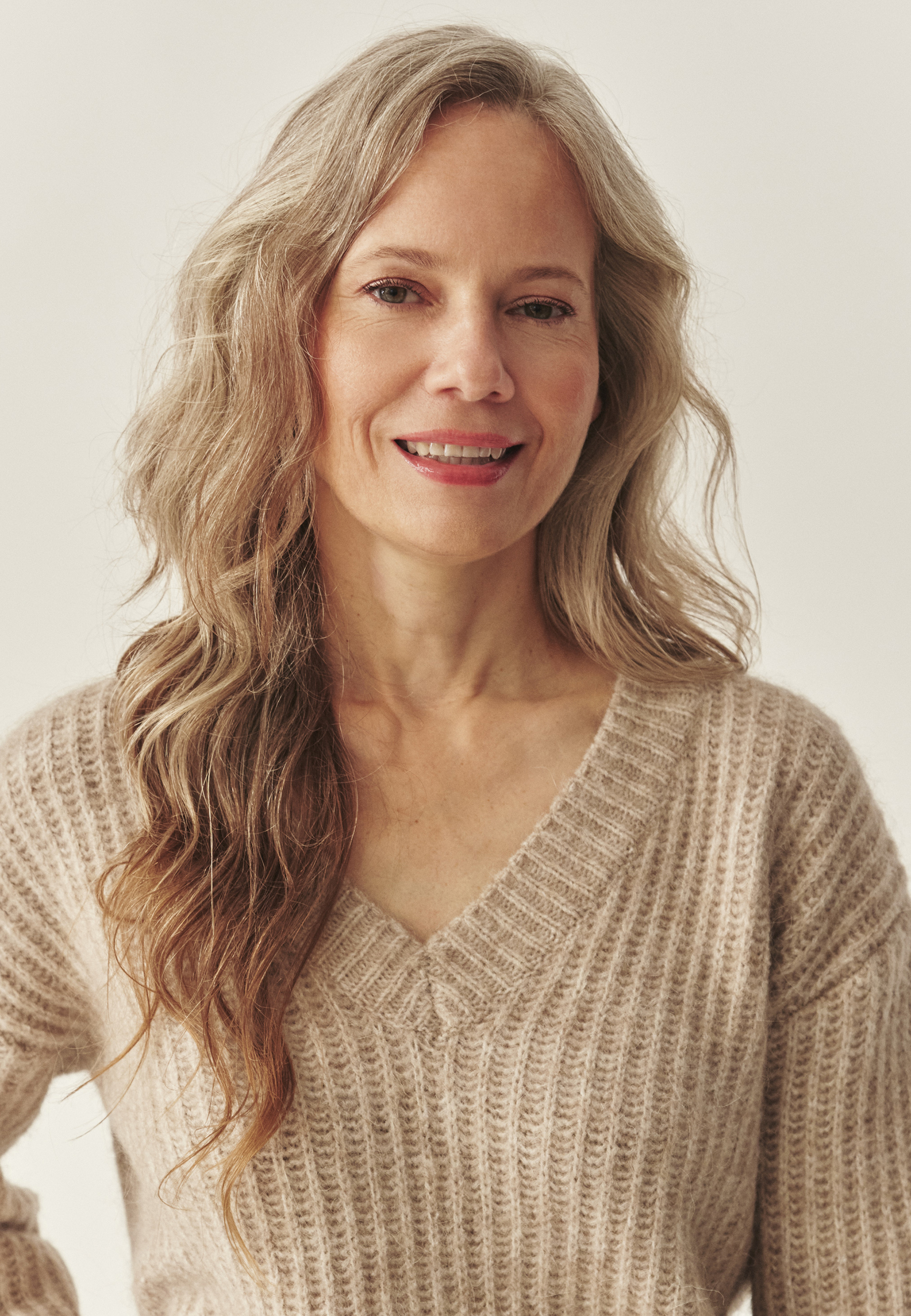 PULOVER DE DAMĂ, CU DECOLTEU ÎN FORMA LITEREI „V” — ASPEN BEJ 2