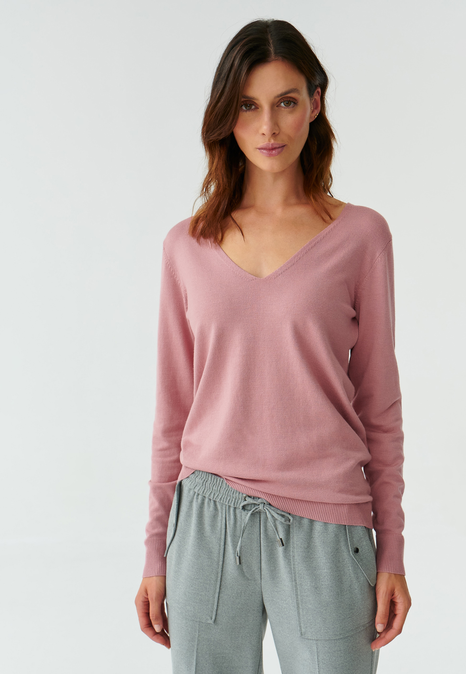 KLASICKÝ DÁMSKÝ SVETR S VÉČKOVÝM VÝSTŘIHEM TESSA 2