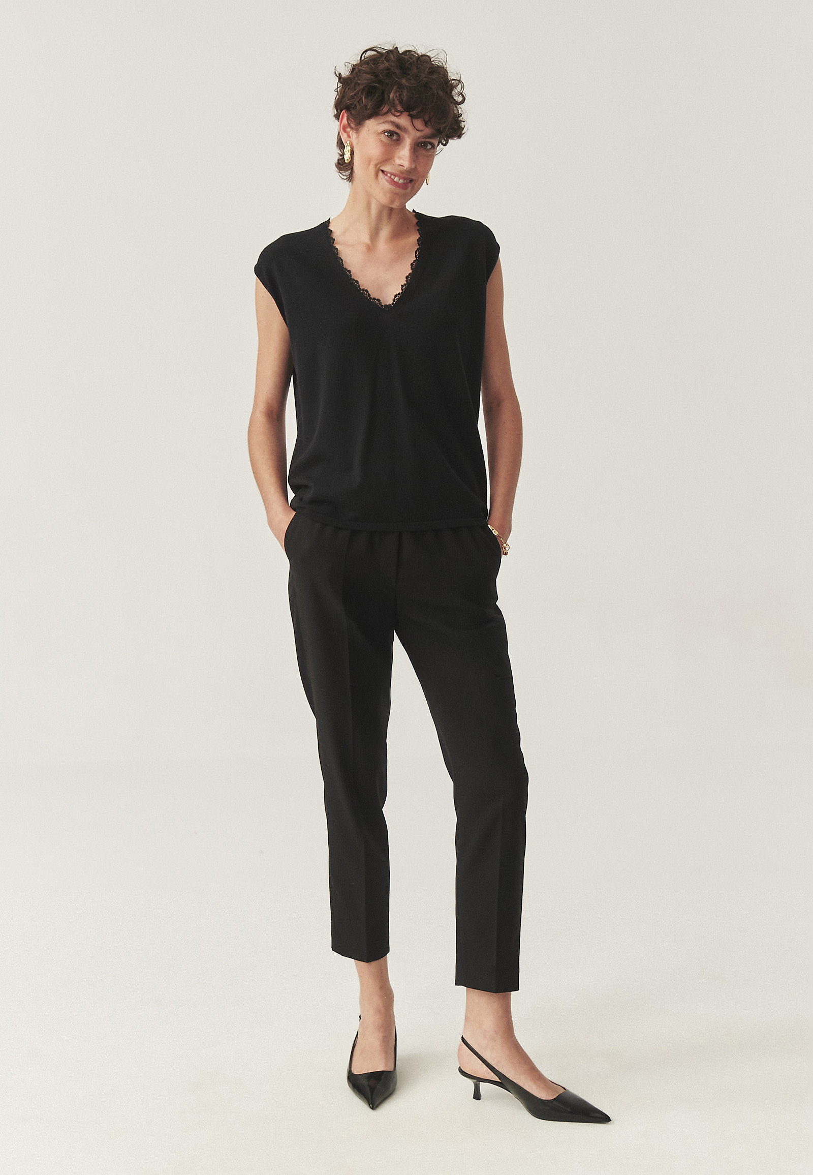 ELEGANTNA BLUZA Z OKRAŠENIM IZREZOM - EVILIRA ELEGANTNA BLUZA Z OKRAŠENIM IZREZOM - EVILIRA ČRNA 113618