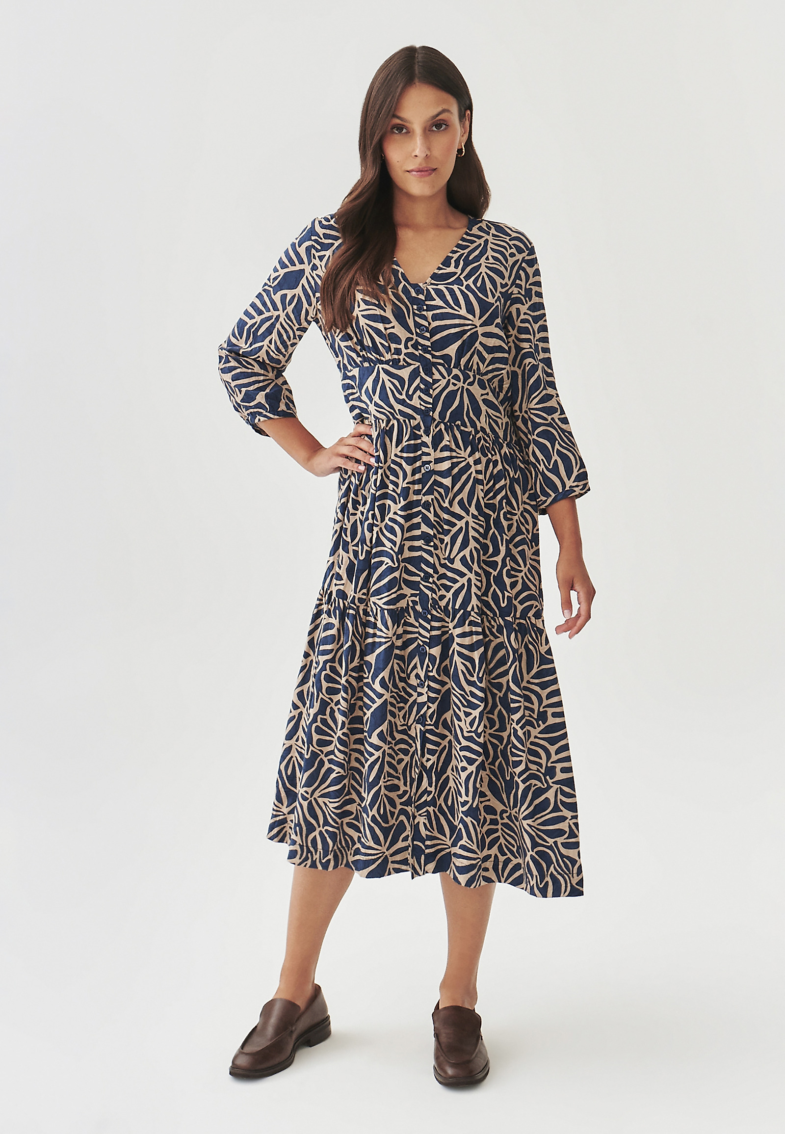 WZORZYSTA SUKIENKA WISKOZOWA Z RĘKAWEM 3/4  - KAMDI WZORZYSTA SUKIENKA WISKOZOWA Z RĘKAWEM 3/4  - KAMDI MULTIKOLOR 100233