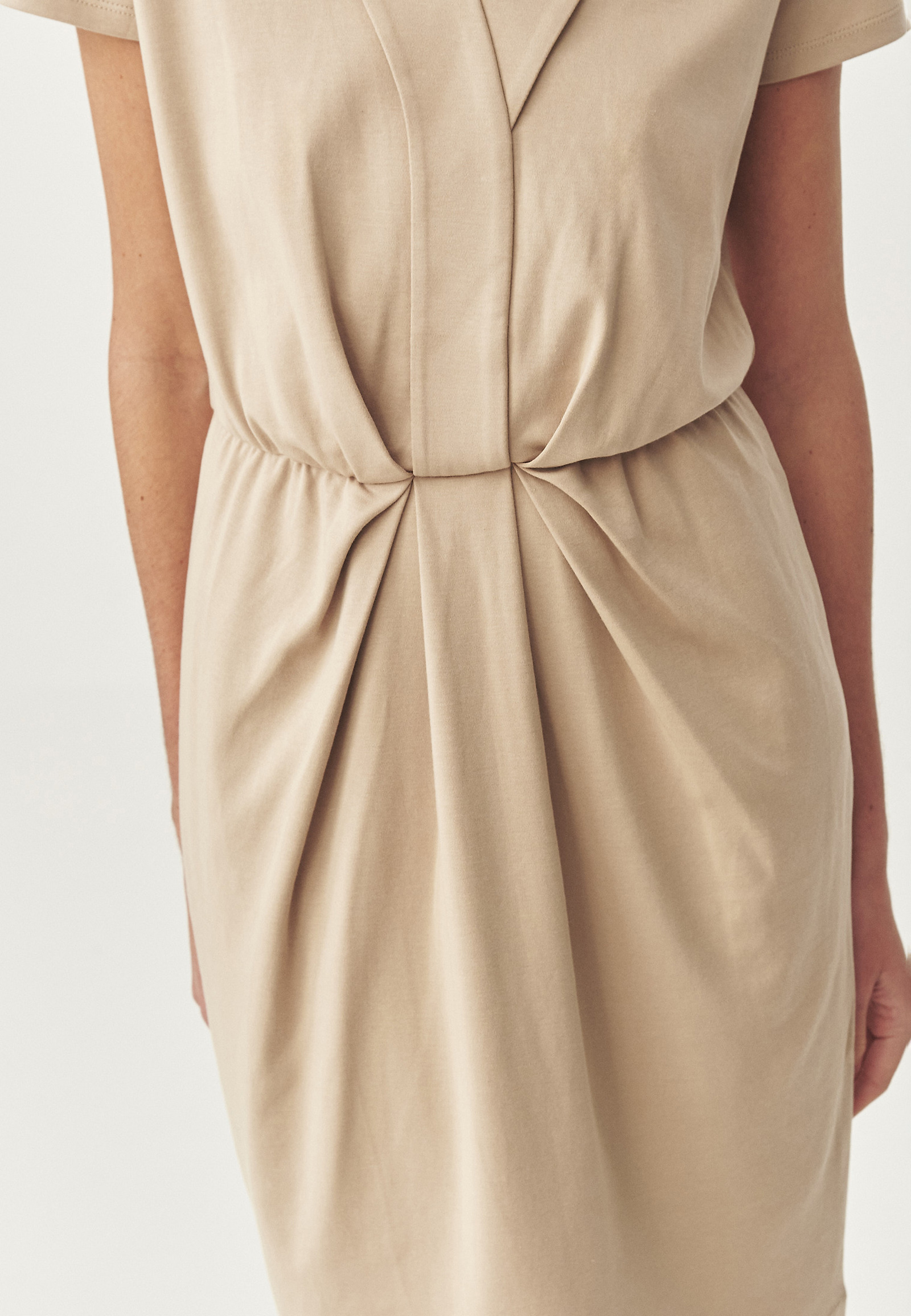 LEŽÉRNE ŠATY Z POHODLNÉHO ÚPLETU - INOKI LEŽÉRNE ŠATY Z POHODLNÉHO ÚPLETU - INOKI BÉŽOVÁ 113708