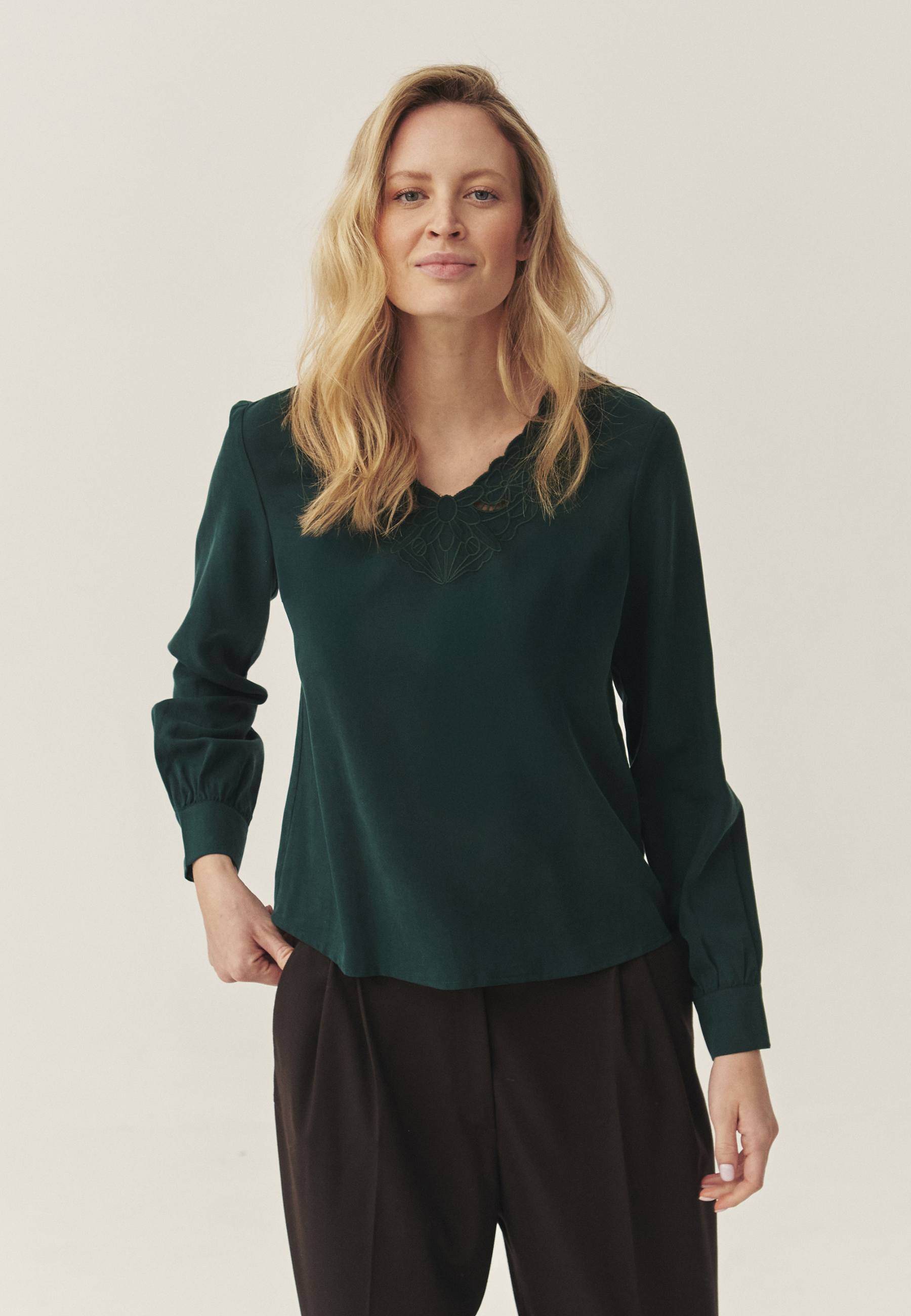 LADIES' WOVEN BLOUSE WITH A SWEETHEART NECKLINE AND LACE EMBELLISHMENT — EMBRO

 GREEN 2
