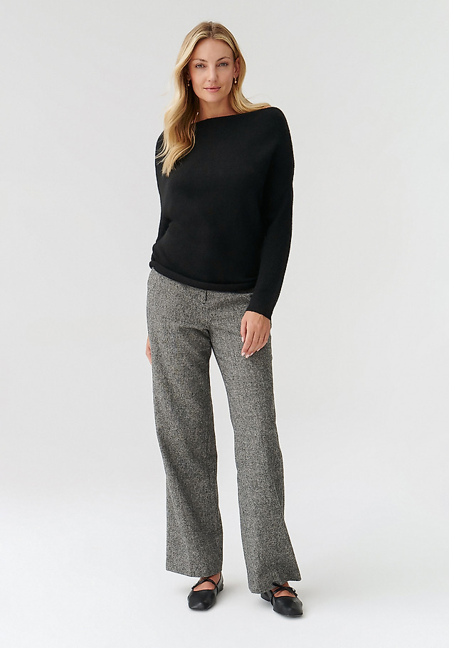 LADIES’ SWEATER WITH DECORATIVE NECKLINE ATI LADIES’ SWEATER WITH DECORATIVE NECKLINE ATI CZARNY 3