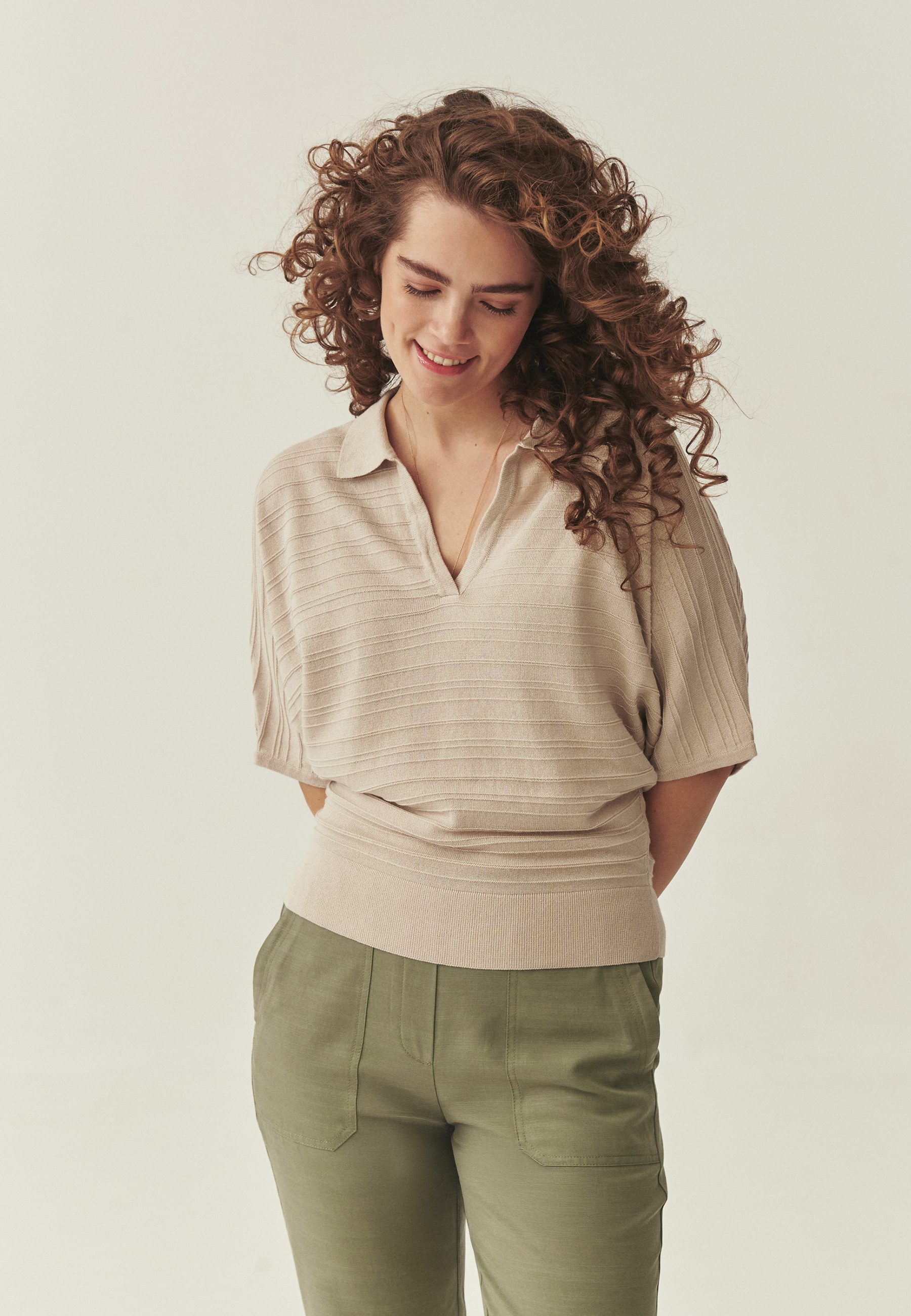 DZIANINOWA BLUZKA Z KOŁNIERZYKIEM - LIVIRI BEŻOWY 2