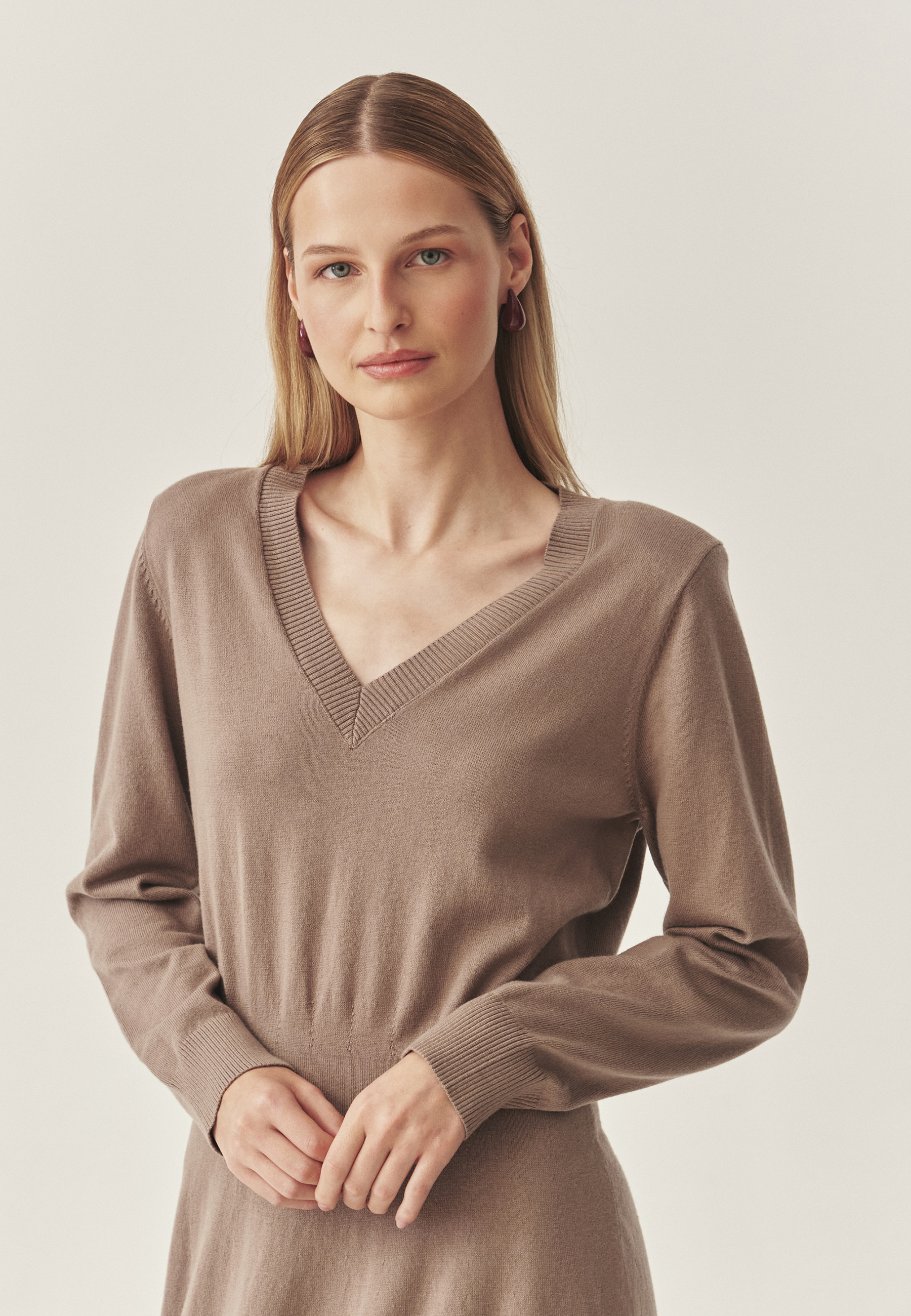 PRILEGAJOČA SE MIDI OBLEKA IZ PREJE - JASMINE BEŽ 2